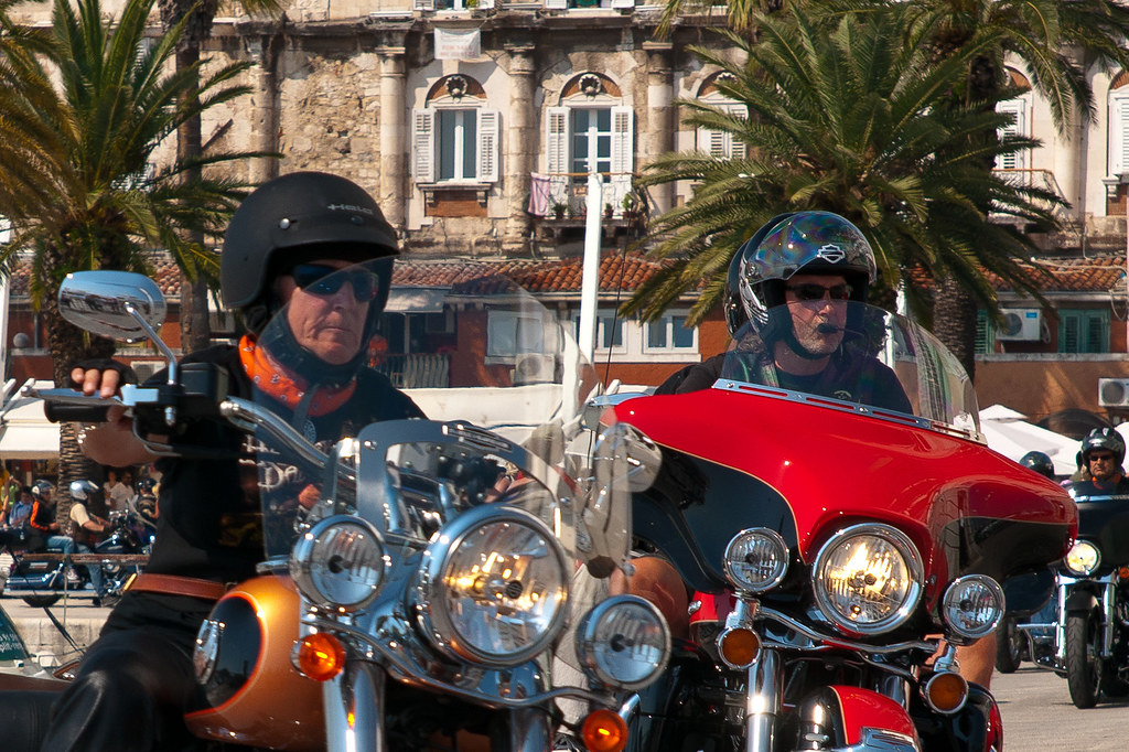 Motociclistas reunidos en un rally durante la gira de otoño 2026 de Jackyl