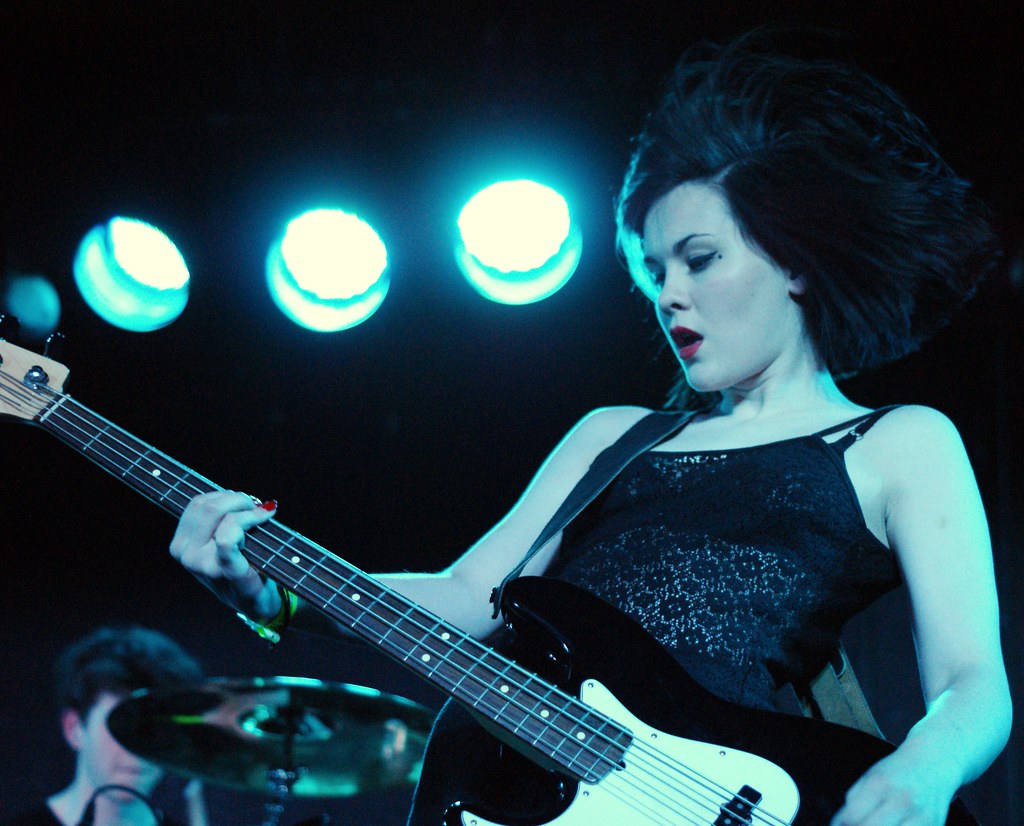 Guitarrista en un escenario de rock durante un show en vivo, gira de Jackyl