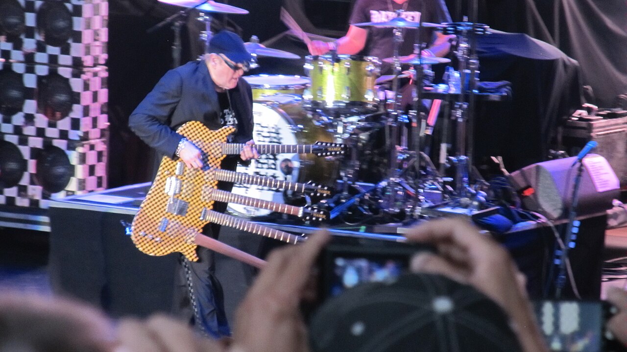 Rick Nielsen tocando su guitarra de cinco mástiles en un concierto de Cheap Trick