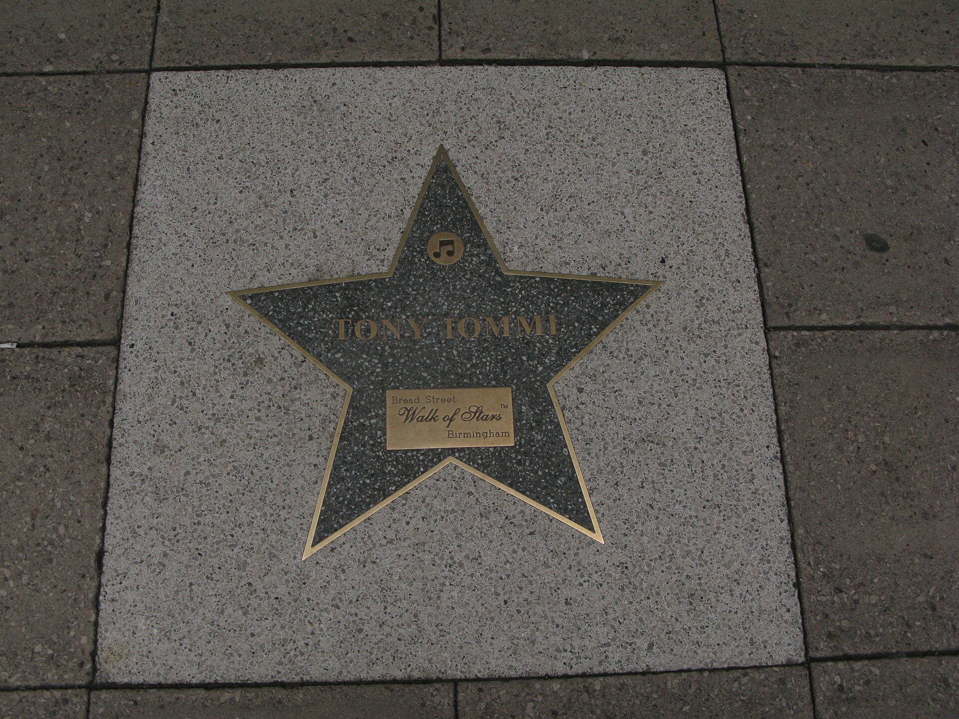 Estrella de Tony Iommi en el Walk of Stars de Broad Street, Birmingham, por su álbum From the Dark