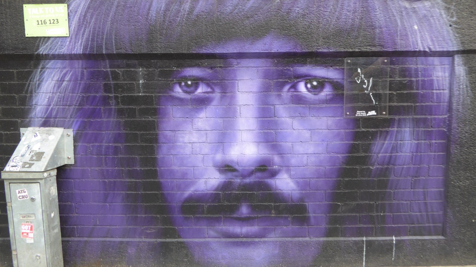 Mural de Tony Iommi de Black Sabbath, quien presenta el álbum Tony Iommi From the Dark