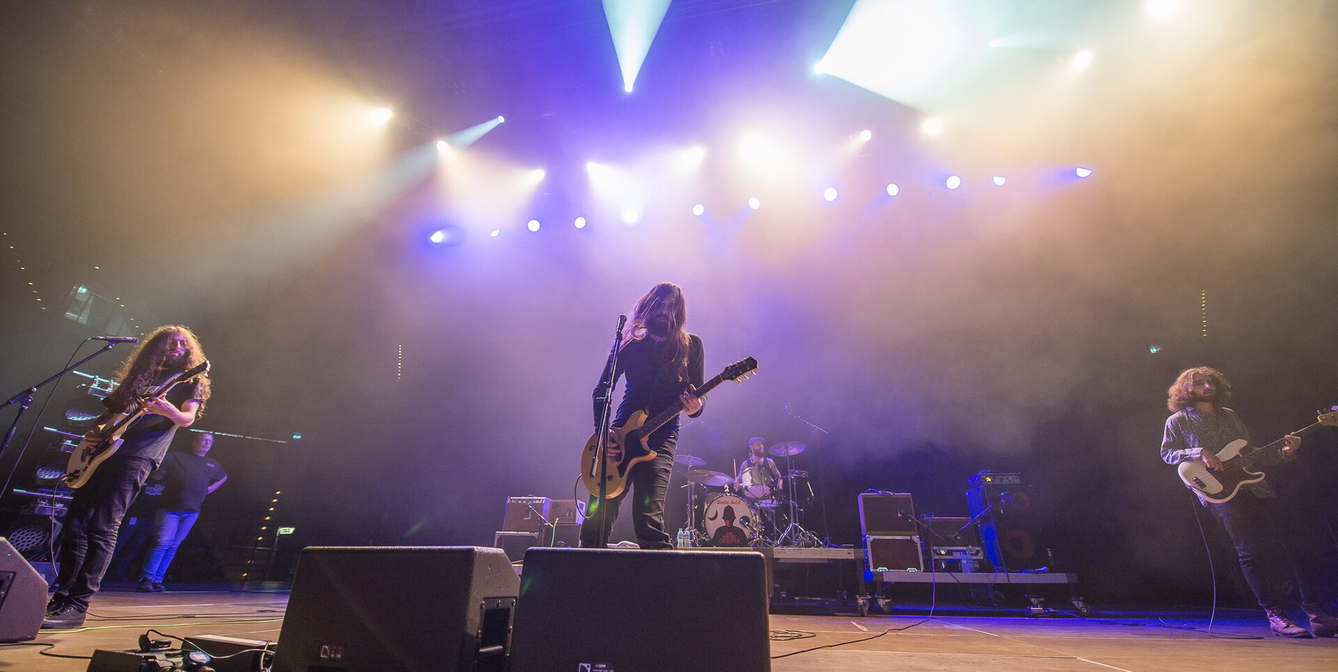 Dos guitarristas de Uncle Acid and the Deadbeats con el cabello al aire sobre el escenario