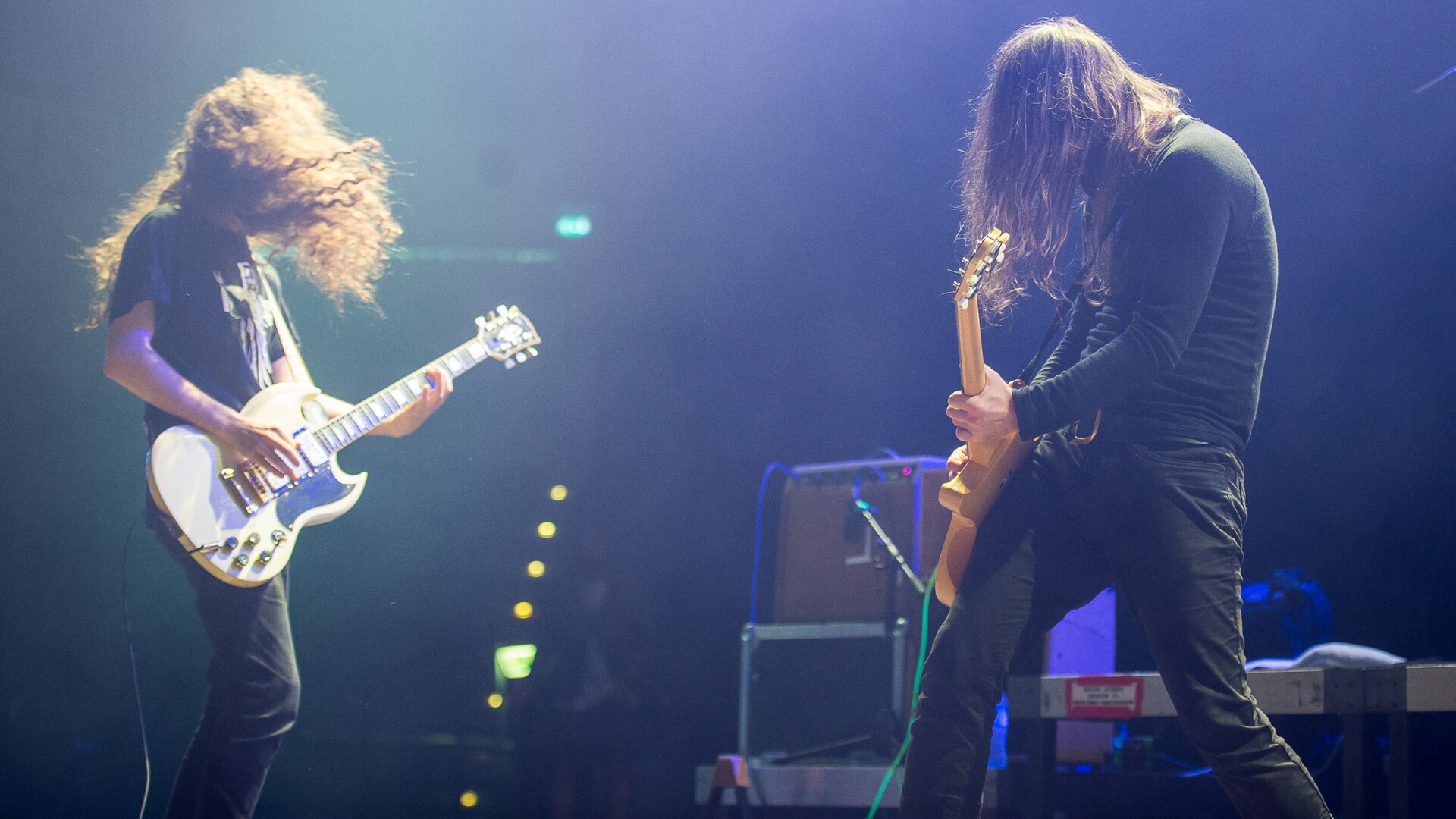 Uncle Acid and the Deadbeats tocando en vivo bajo luces amarillas y humo en el escenario