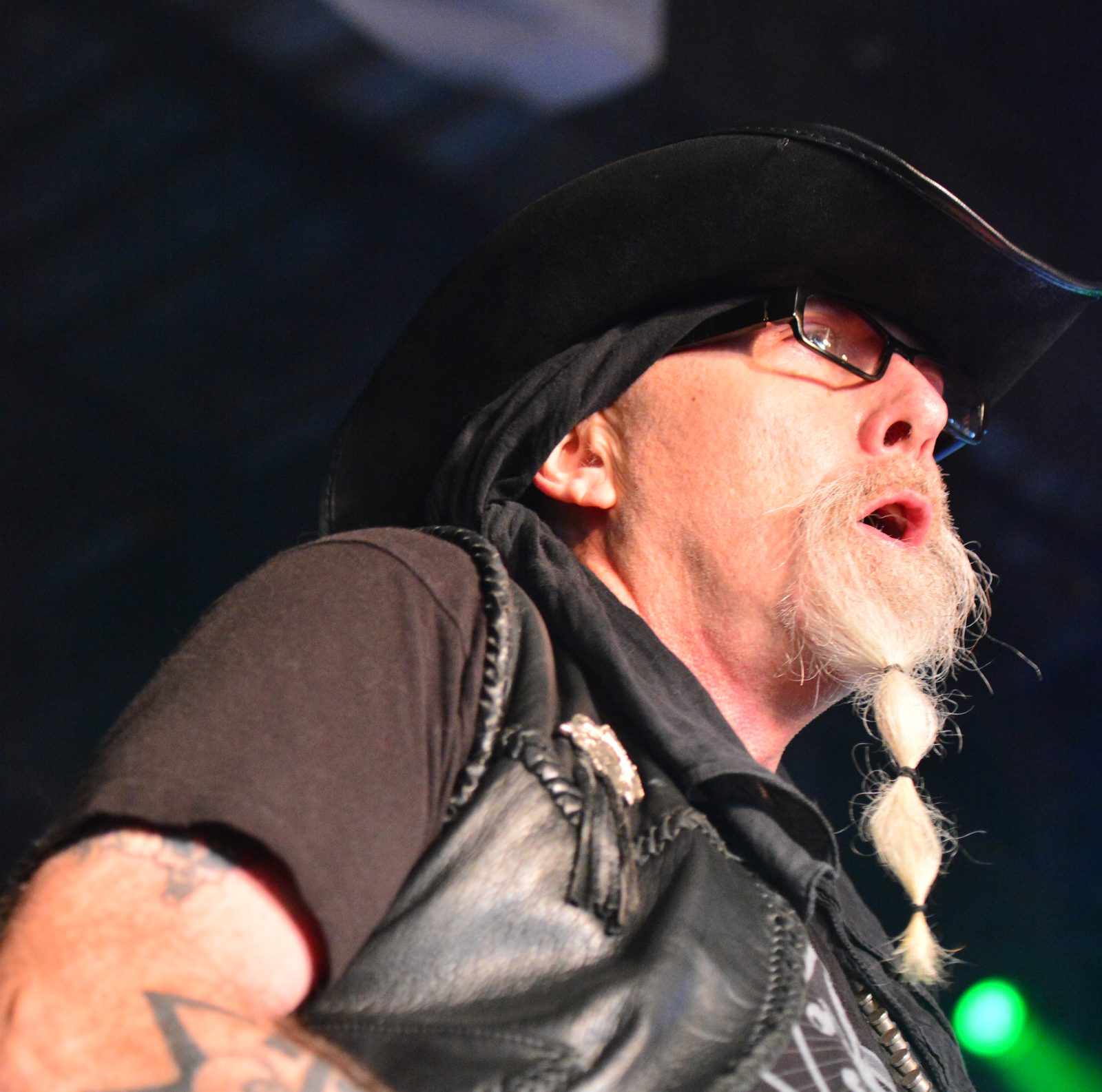 Tony Portaro de Whiplash tocando la guitarra en vivo en Headbangers Open Air