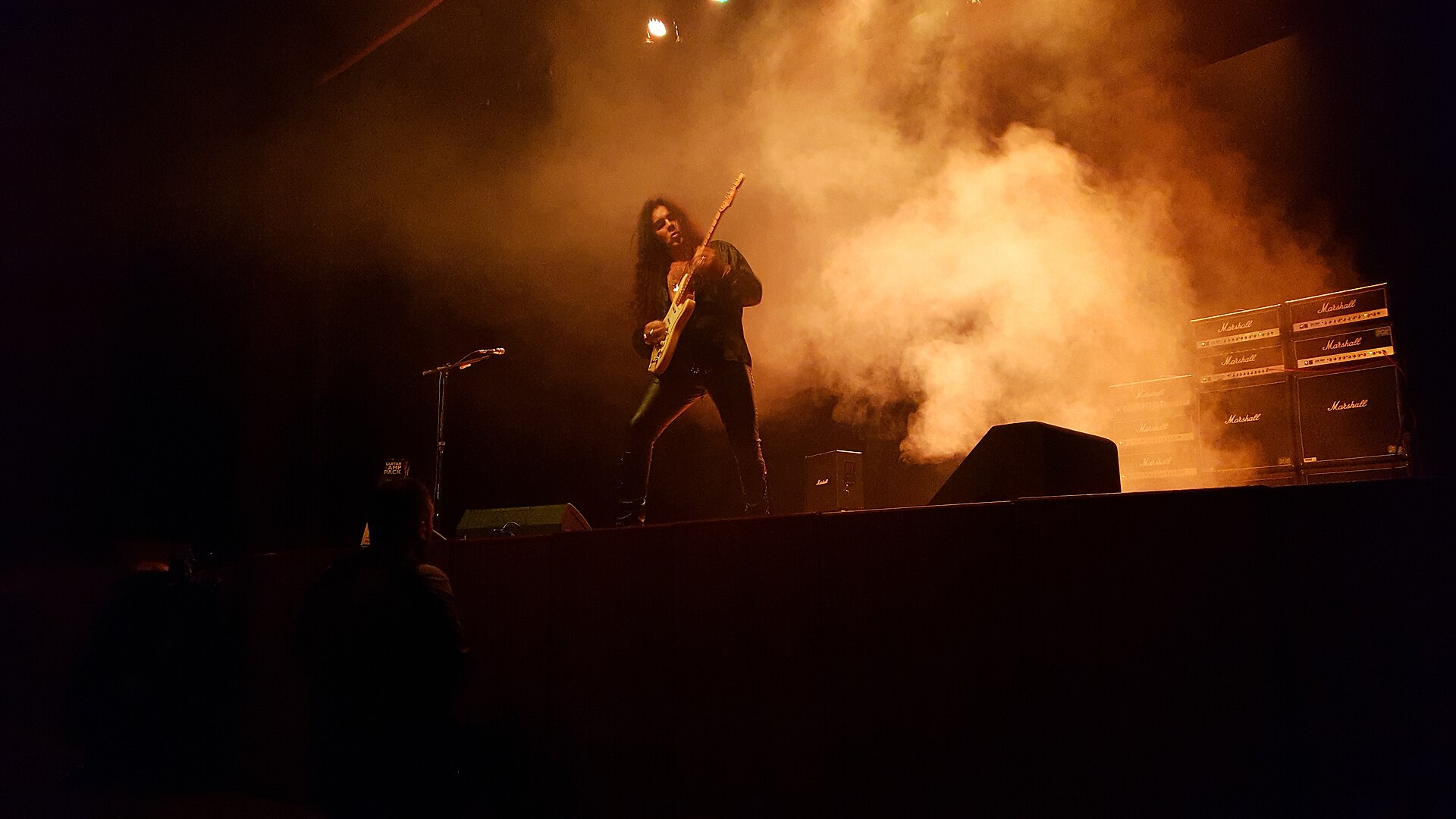 Yngwie Malmsteen en el escenario entre luces y humo durante un concierto