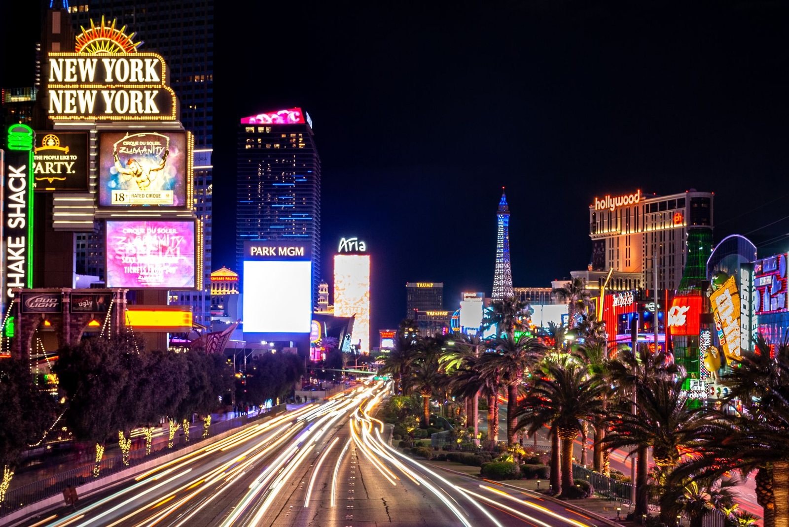 Luces de neón del Strip de Las Vegas de noche, ciudad donde tocó Alice Cooper en el medio tiempo