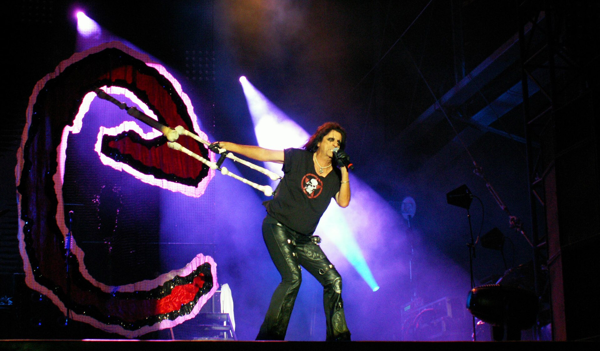 Alice Cooper cantando sobre el escenario durante una gira, sin planes de retiro