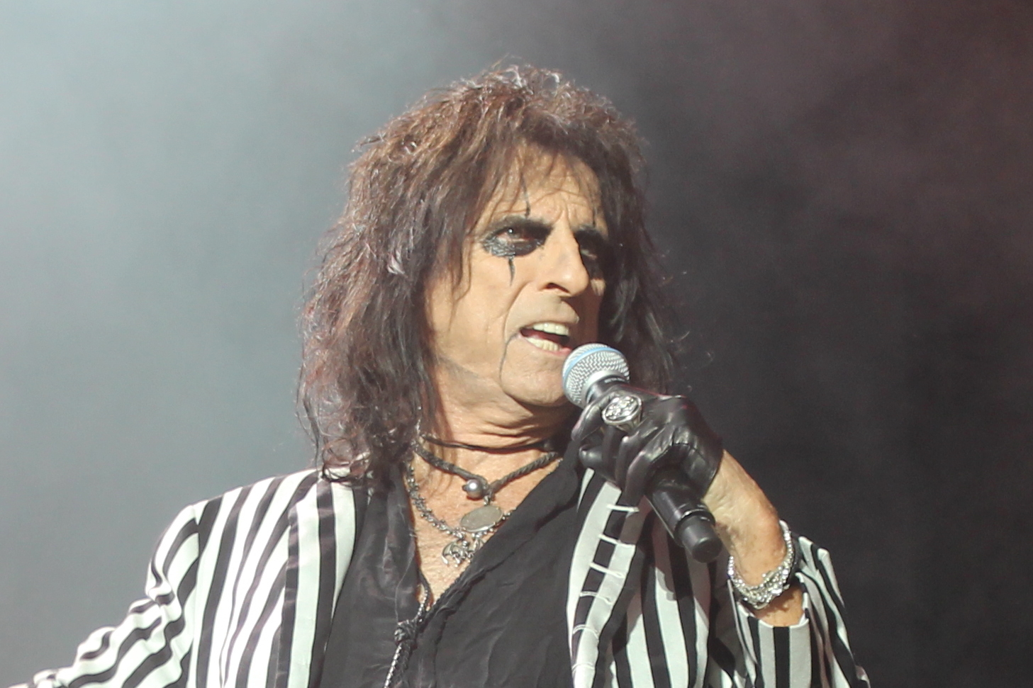 Alice Cooper en una presentación en vivo con su banda