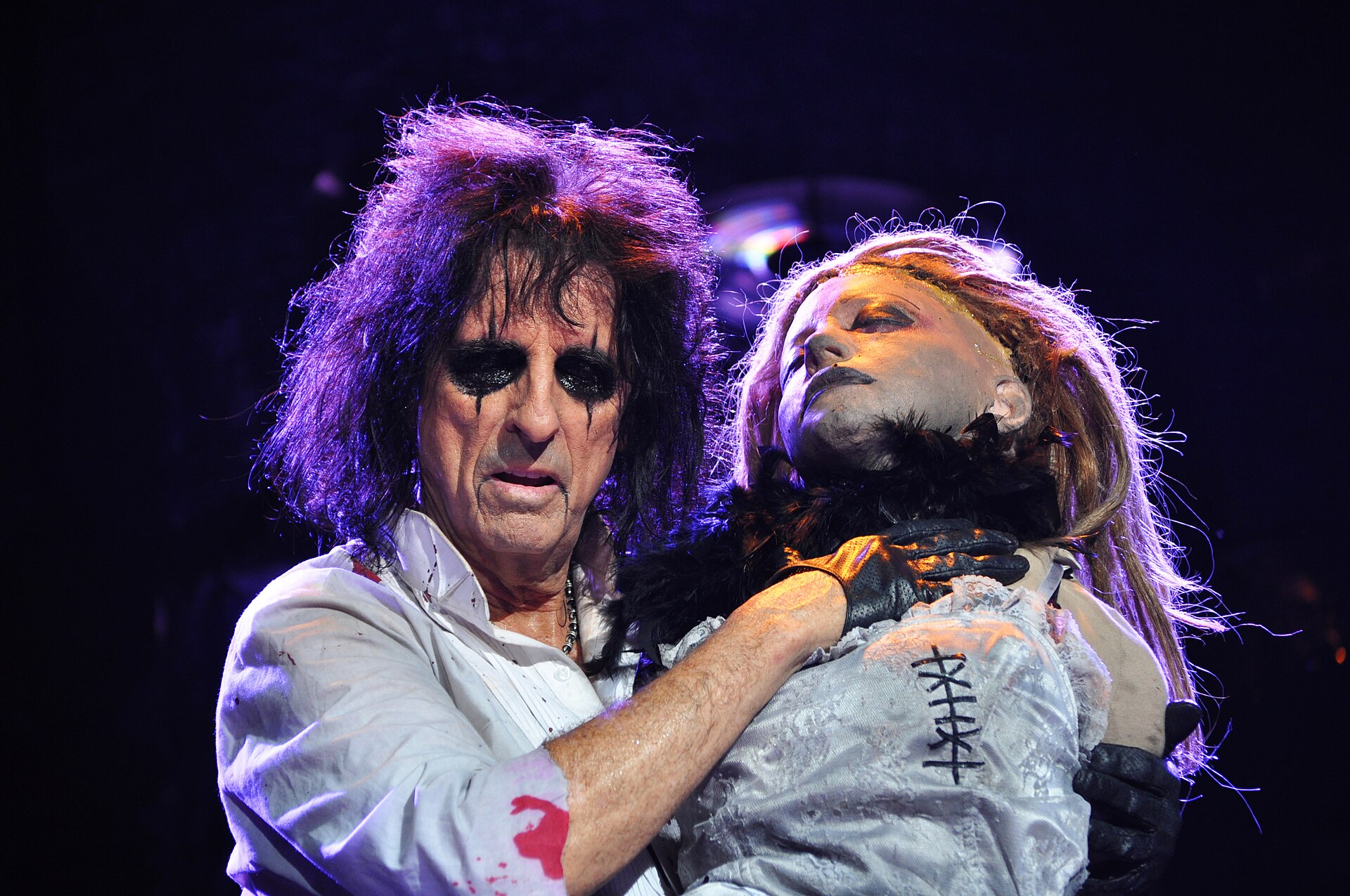 Alice Cooper en concierto con su maquillaje y vestuario de shock rock, tema del retiro de Alice Cooper a los 78 años