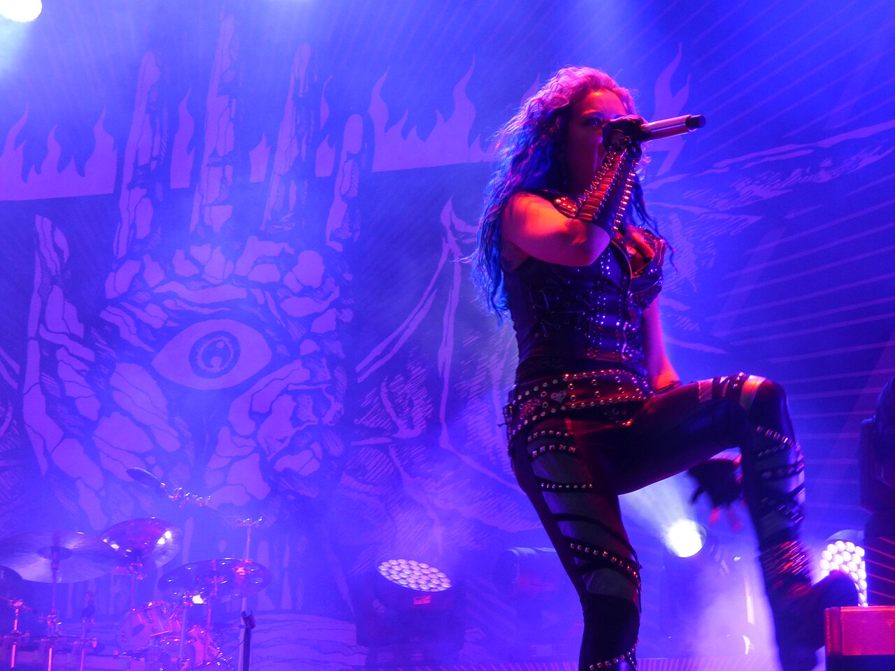 Alissa White-Gluz en el festival Elbriot 2018, antes de su etapa en DragonForce y Blue Medusa