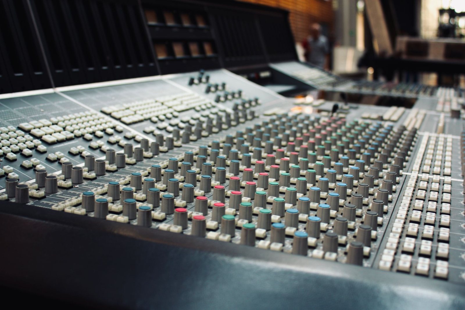 Consola de mezclas profesional en un estudio de grabación, lugar donde se vio a Axl Rose y Yoshiki
