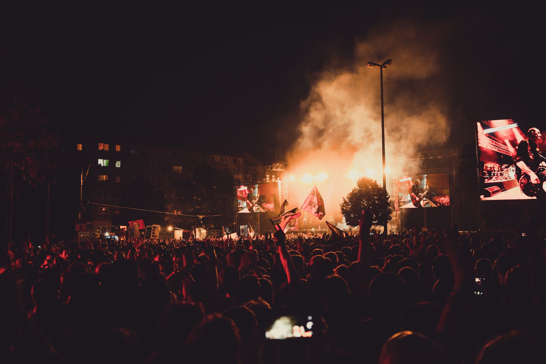 Banda tocando en un escenario con humo frente al público, imagen ilustrativa de Mastodon