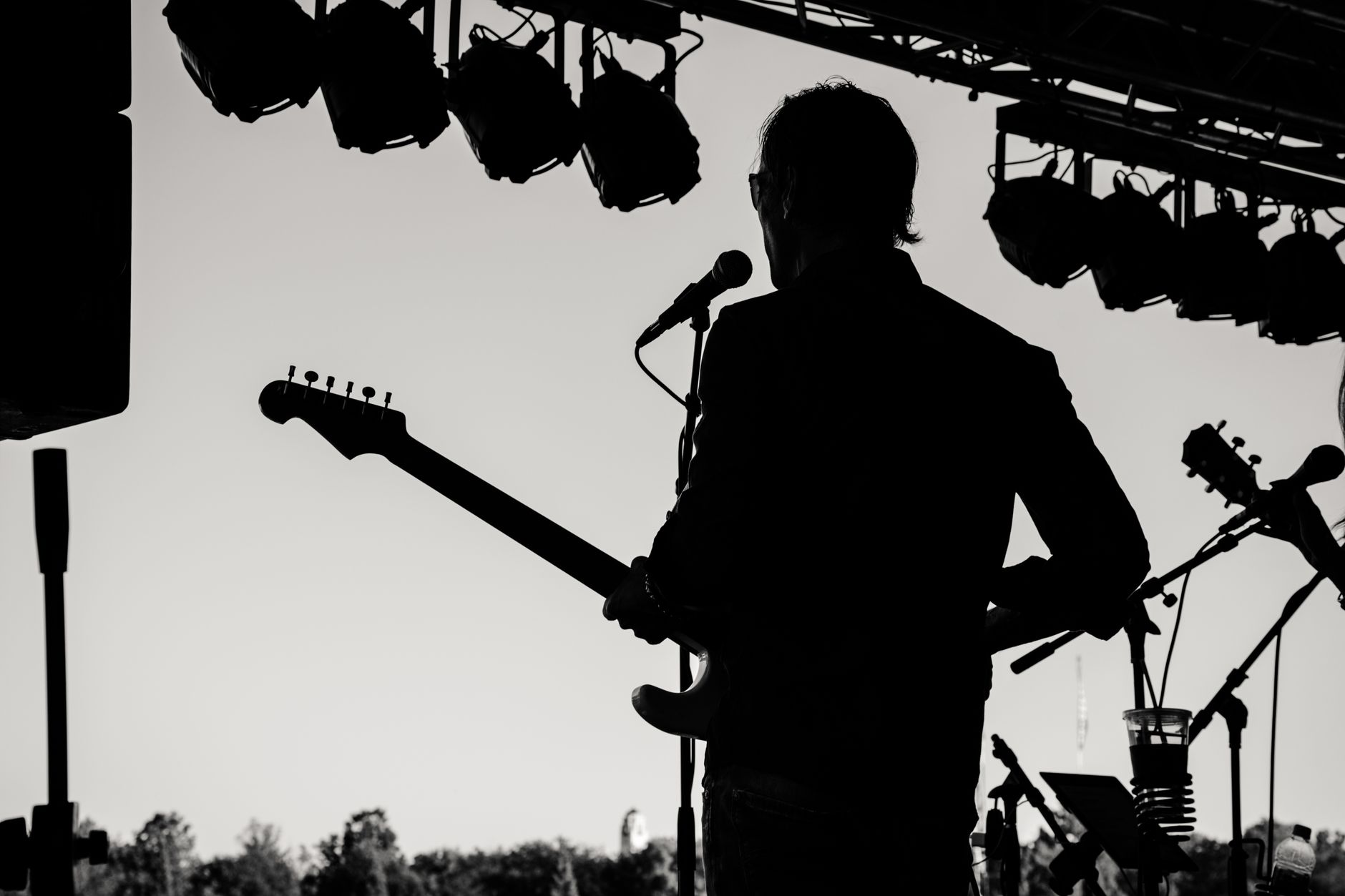 Silueta de un guitarrista en concierto, imagen ilustrativa sobre el duelo en Mastodon