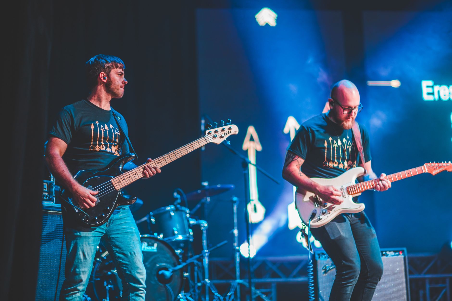 Guitarristas en vivo con luces de escenario, imagen de referencia sobre el fin de las giras de Queen