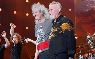 Brian May y Roger Taylor de Queen se reúnen en el escenario para un emotivo palomazo