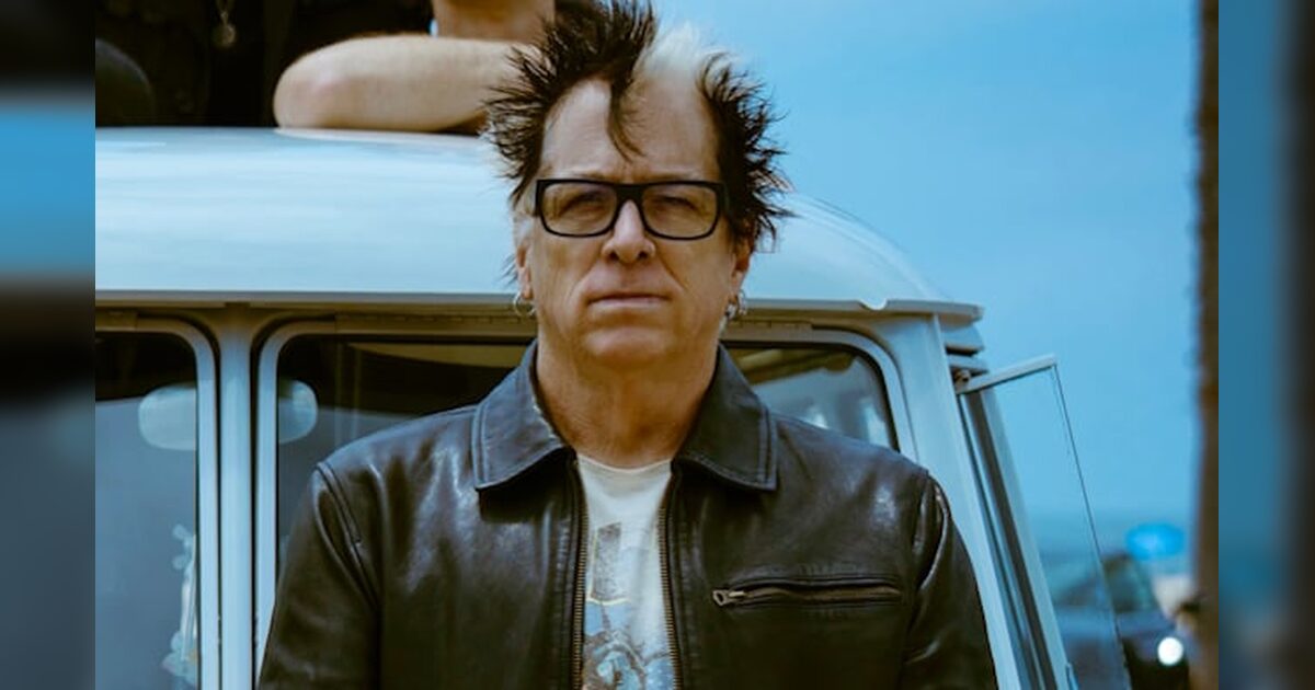 Noodles de The Offspring se ausenta de giras por problema de salud