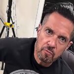 Tommy Victor de PRONG reflexiona sobre la polarización social y la desinformación en línea