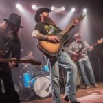 Cody Jinks y Alice Cooper se unen en la nueva canción 'Moving Mountains'