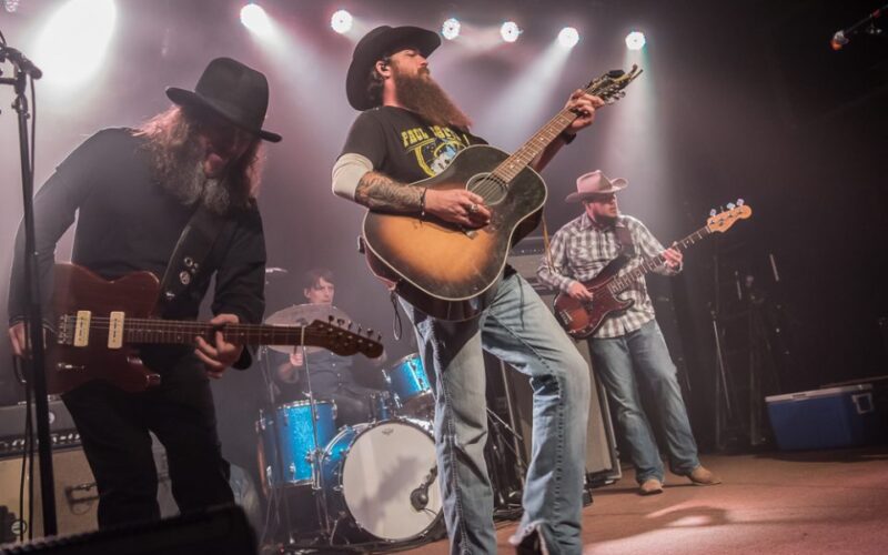 Cody Jinks y Alice Cooper se unen en la nueva canción ‘Moving Mountains’