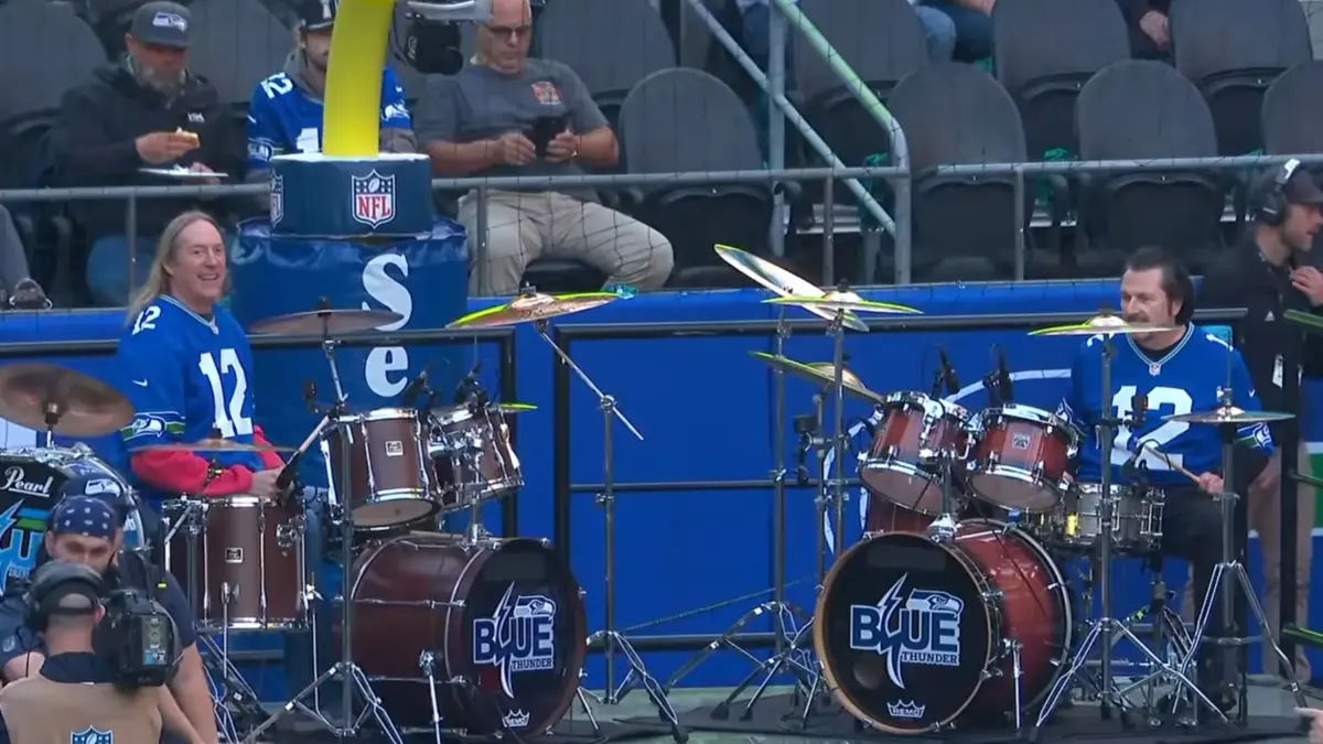 Danny Carey y John Tempesta se unen a una batucada
