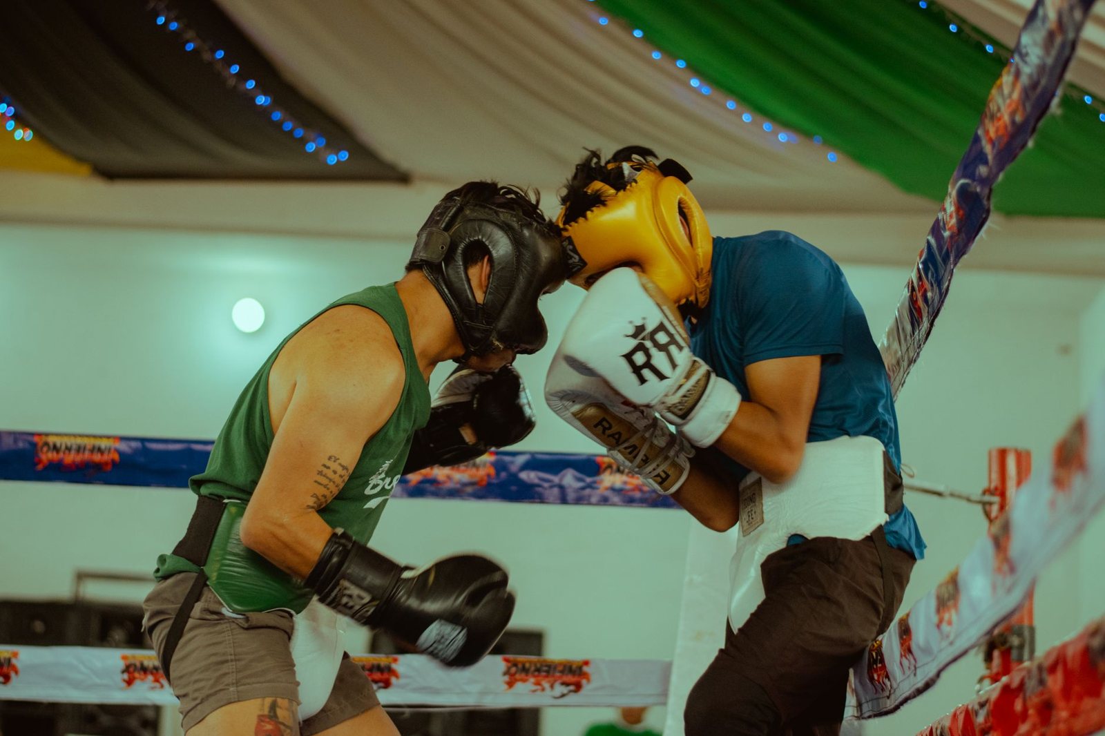 Dos boxeadores en un combate, referencia al video de Warrior de Darkest Hour inspirado en Raging Bull