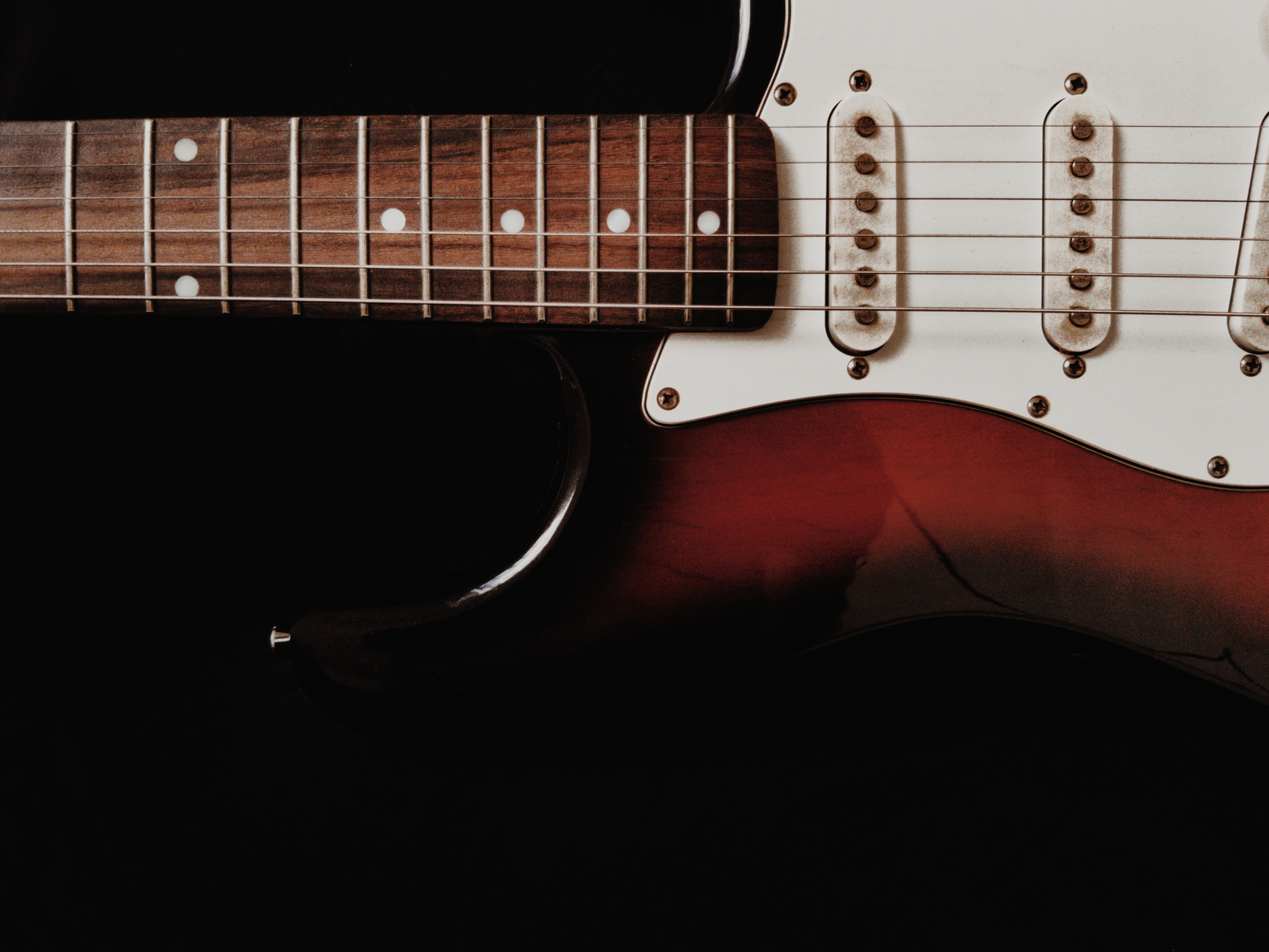 Guitarra eléctrica sobre fondo oscuro, instrumento de los riffs que Mustaine guarda al final de sus canciones