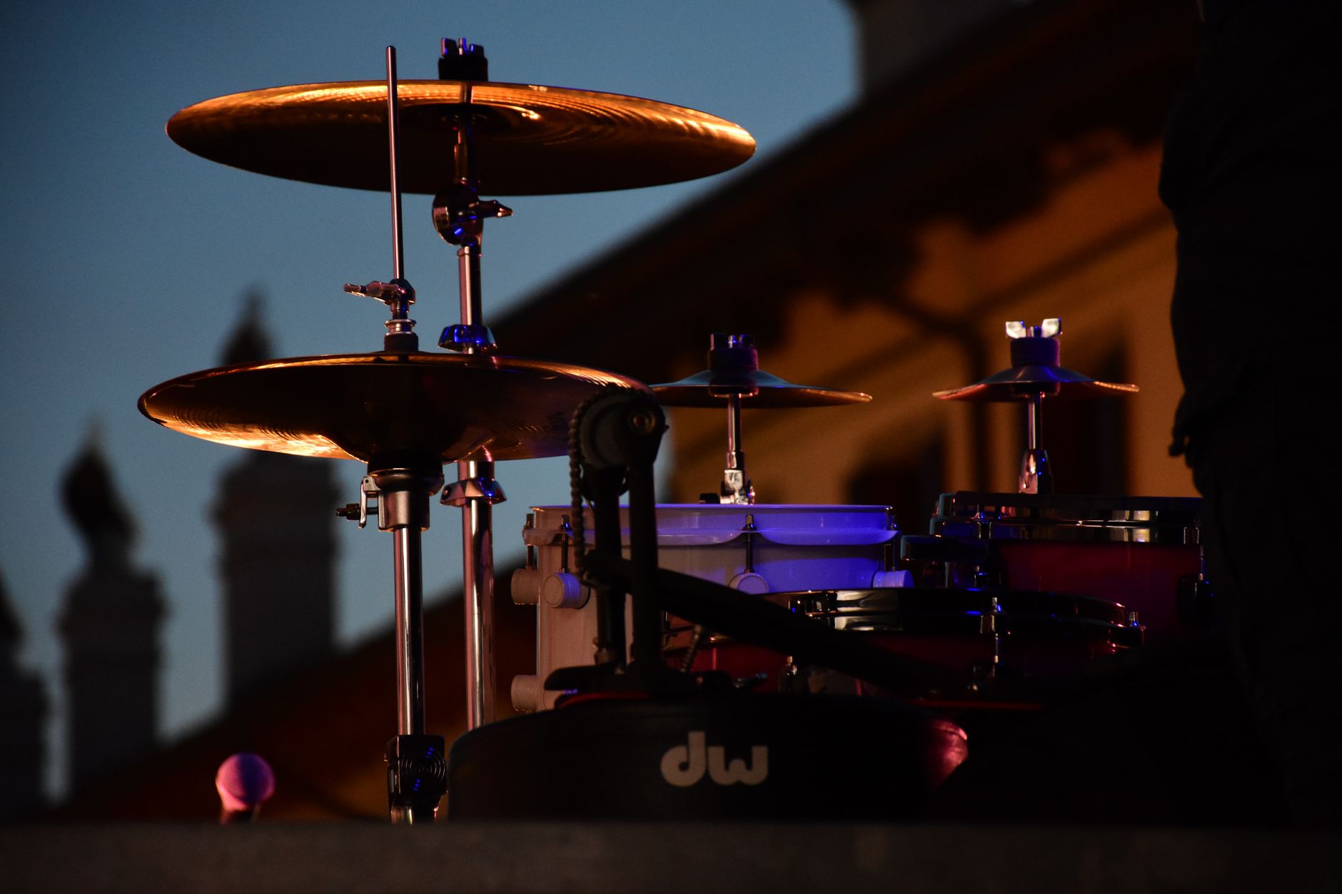 Batería montada en un escenario al atardecer, como en la despedida de Megadeth