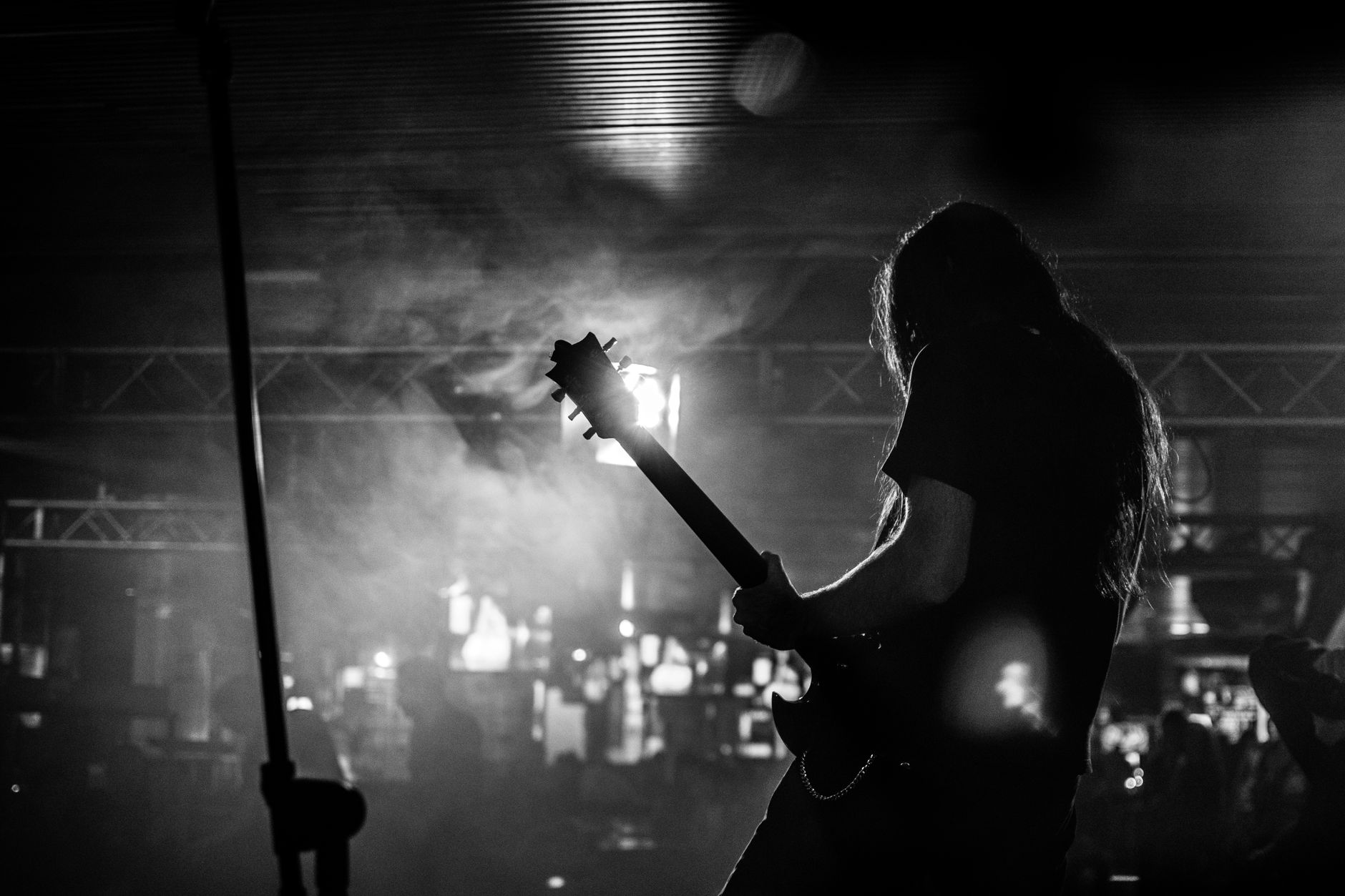 Silueta de un guitarrista tocando en un concierto, imagen ilustrativa del nuevo EP de Deafheaven