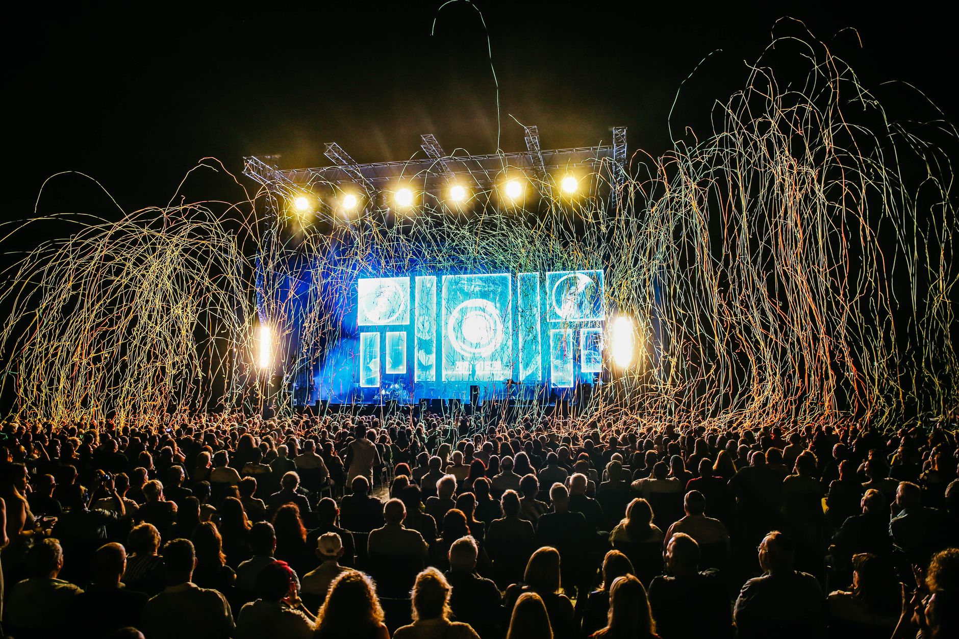 Concierto con luces y público entusiasta, ambiente de la gira de Enter Shikari