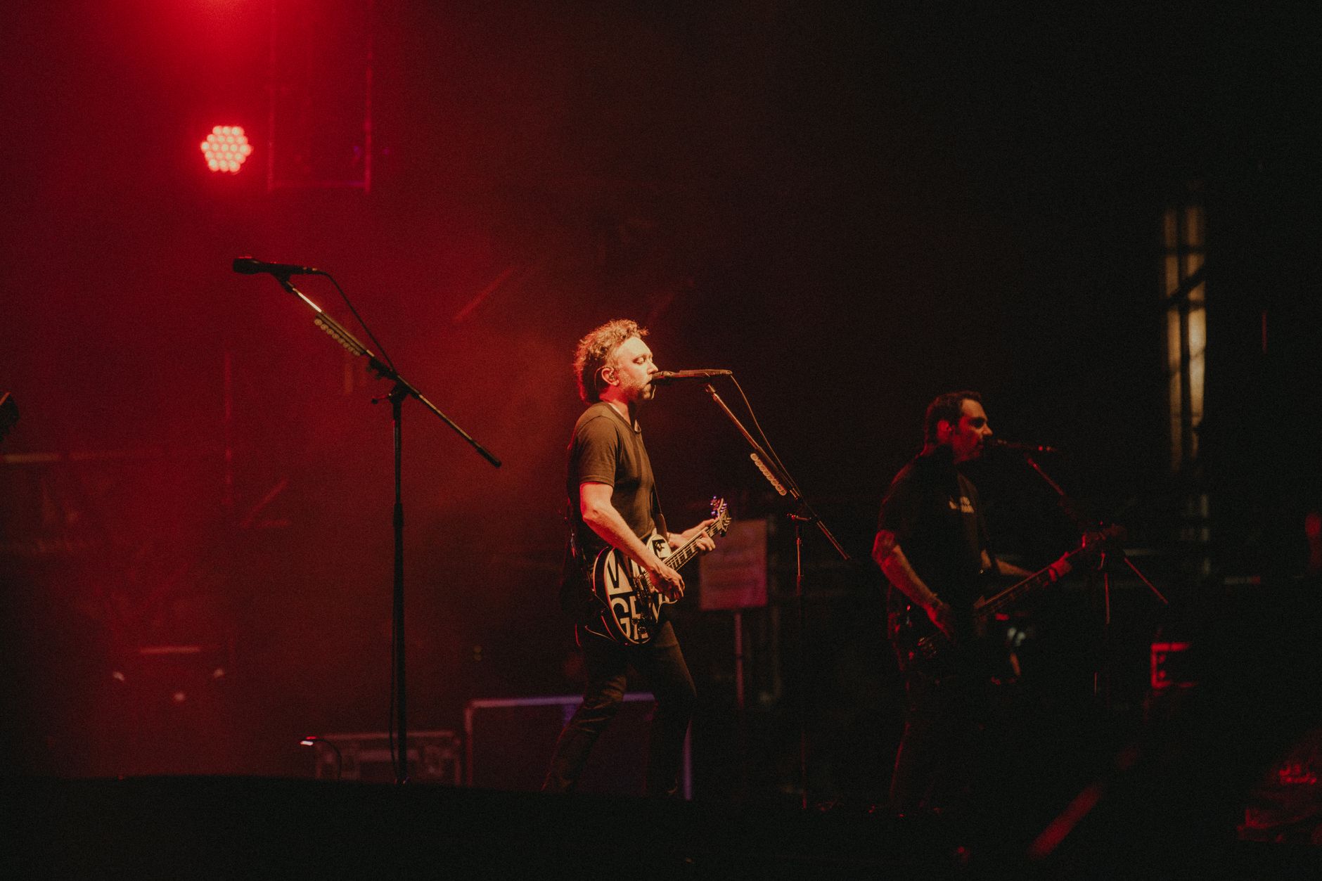 Banda de rock en el escenario con luces rojas, imagen de Enter Shikari y su sencillo Higher Ground