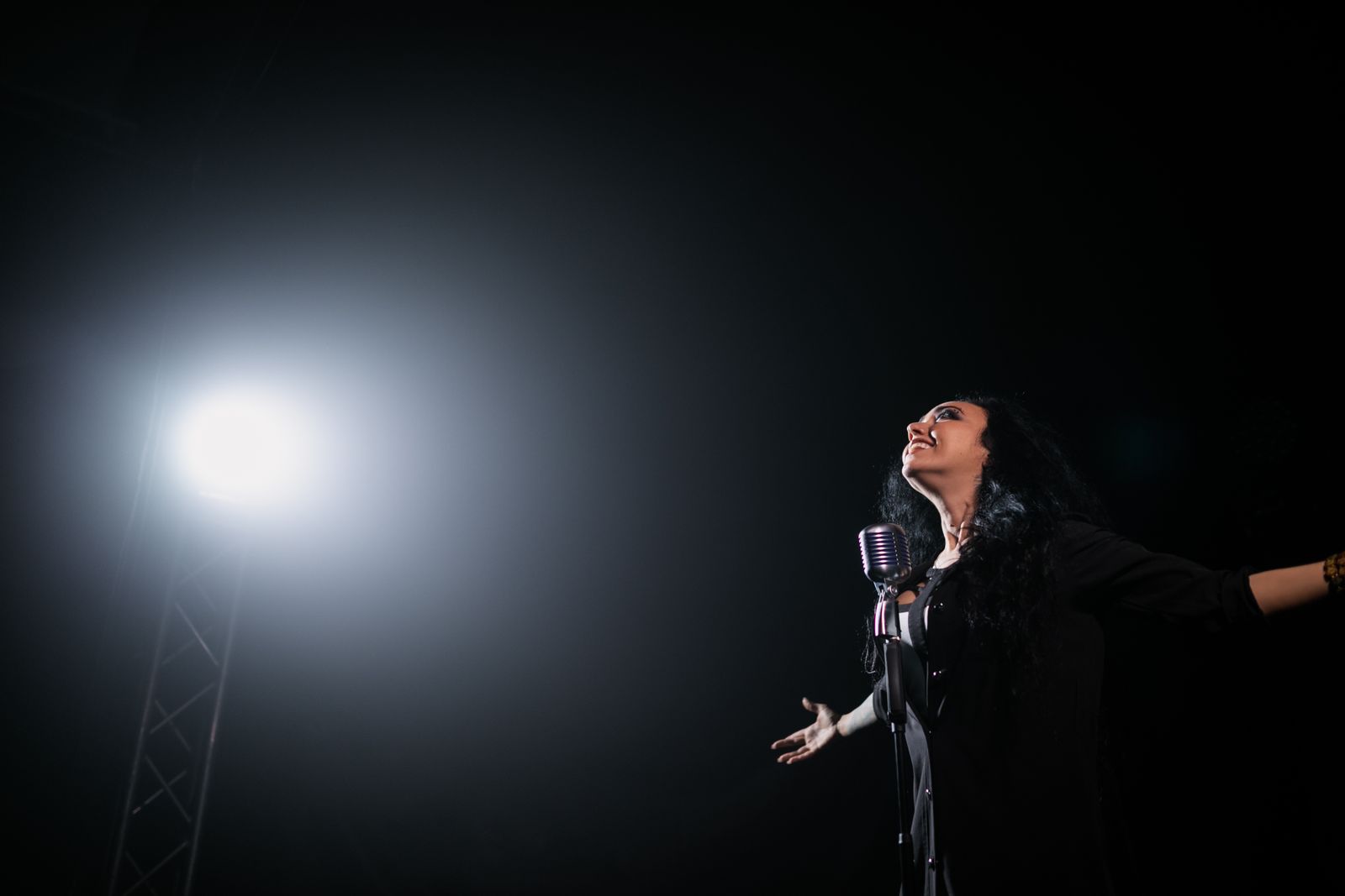 Cantante en el escenario bajo un reflector durante un concierto, imagen ilustrativa de la salida de Floor Jansen de Nightwish