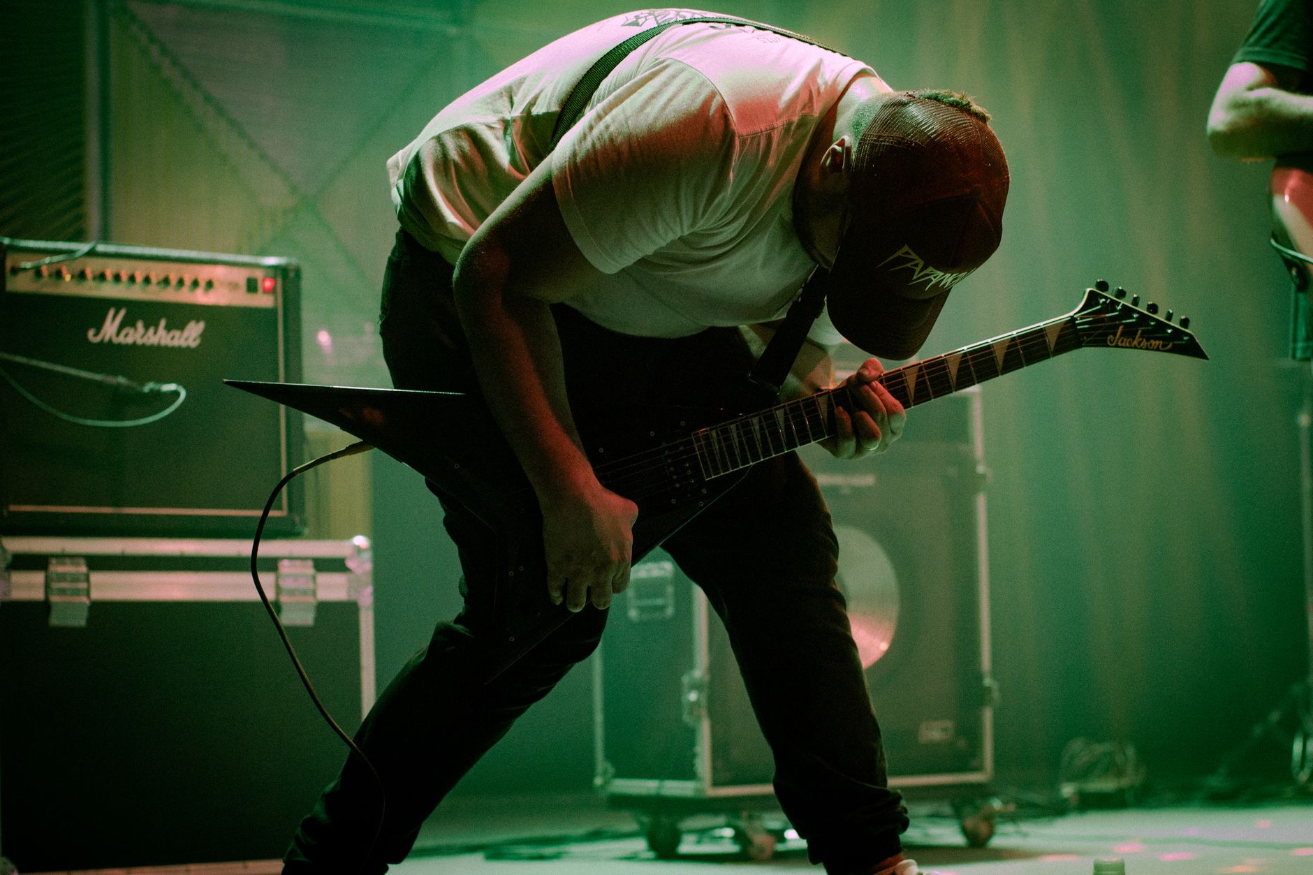 Forbidden nuevo álbum: guitarrista inclinado sobre su guitarra eléctrica durante un concierto de metal