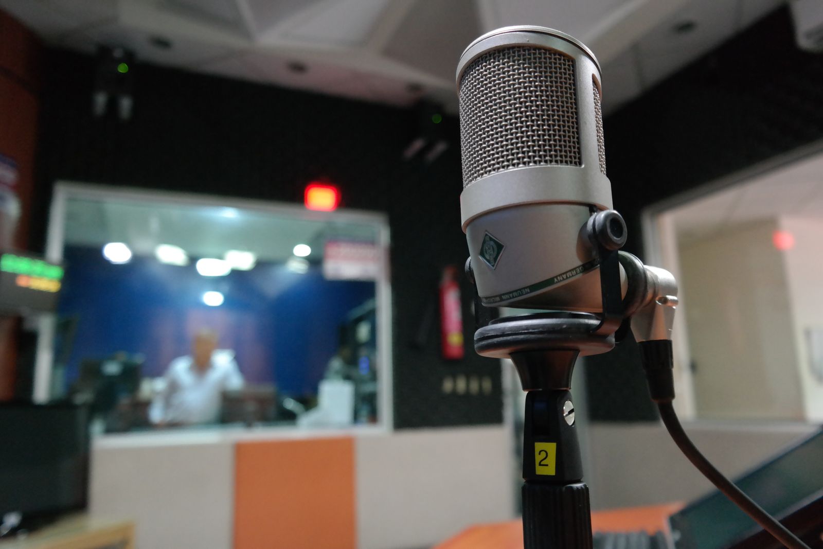 Micrófono de estudio de radio, como el de los DJ de la radio de metal de GTA VI