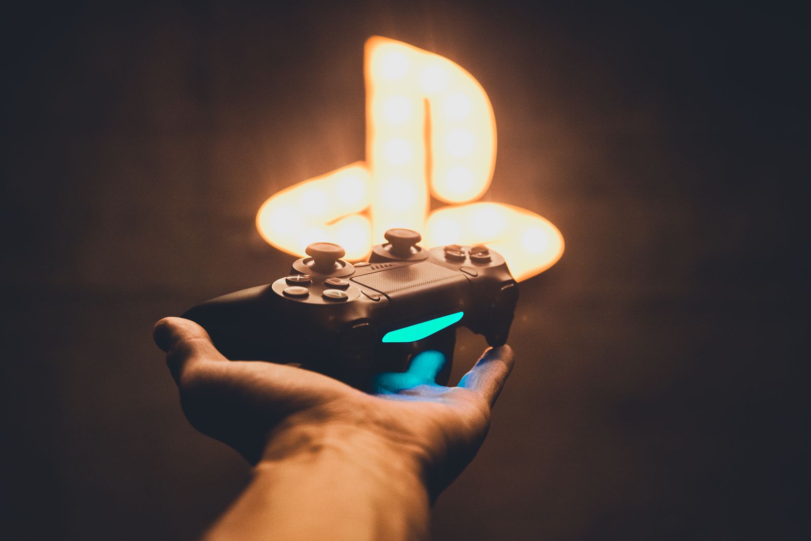 Mano sosteniendo un control de PlayStation, imagen para la radio de metal de GTA VI