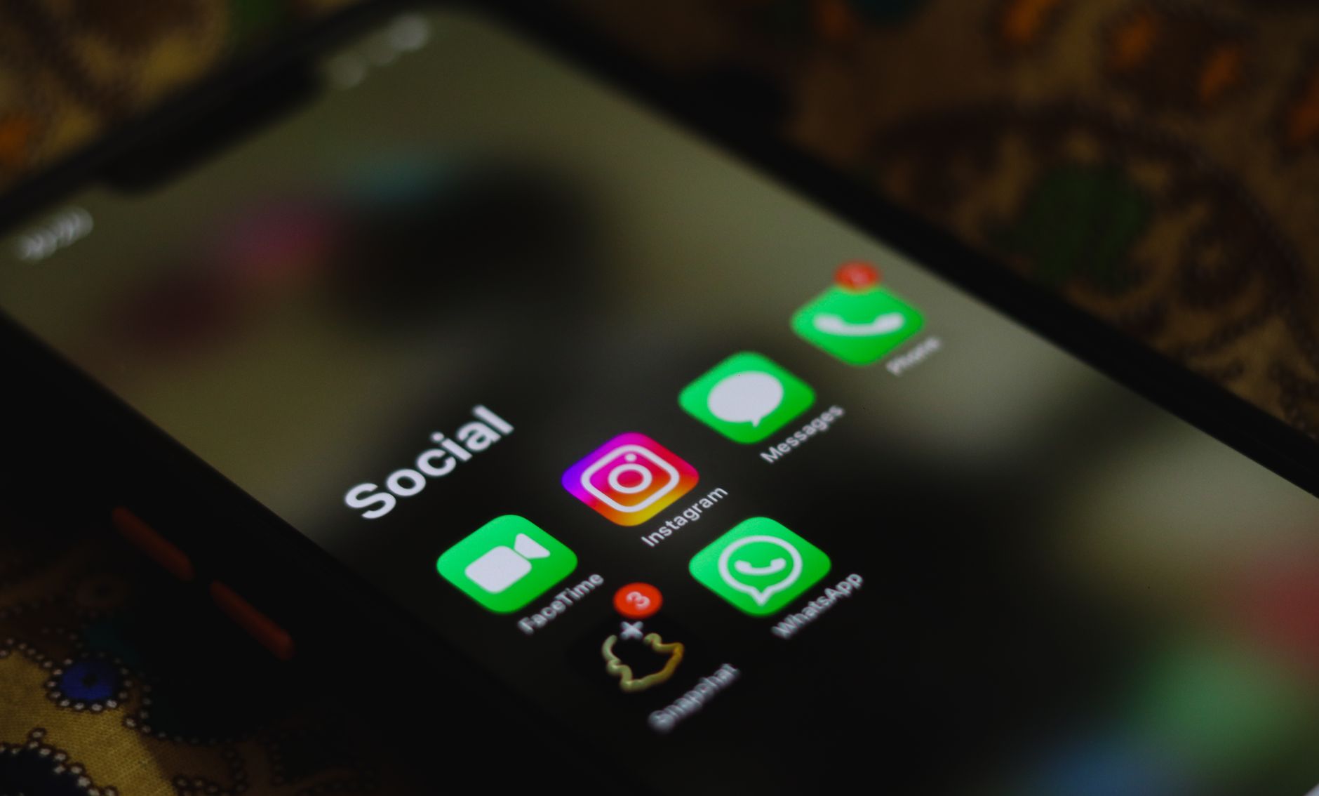 Primer plano de un teléfono con aplicaciones de redes sociales, imagen ilustrativa del fallo con Higher de Creed en Instagram