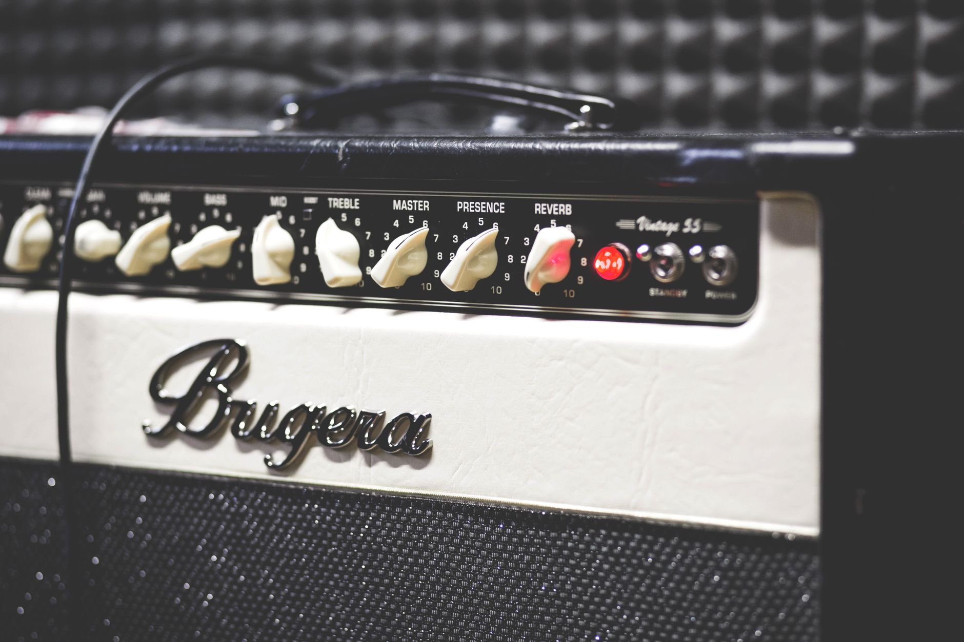 Amplificador de guitarra vintage en un escenario, imagen ilustrativa del sonido hard rock de Deep Purple