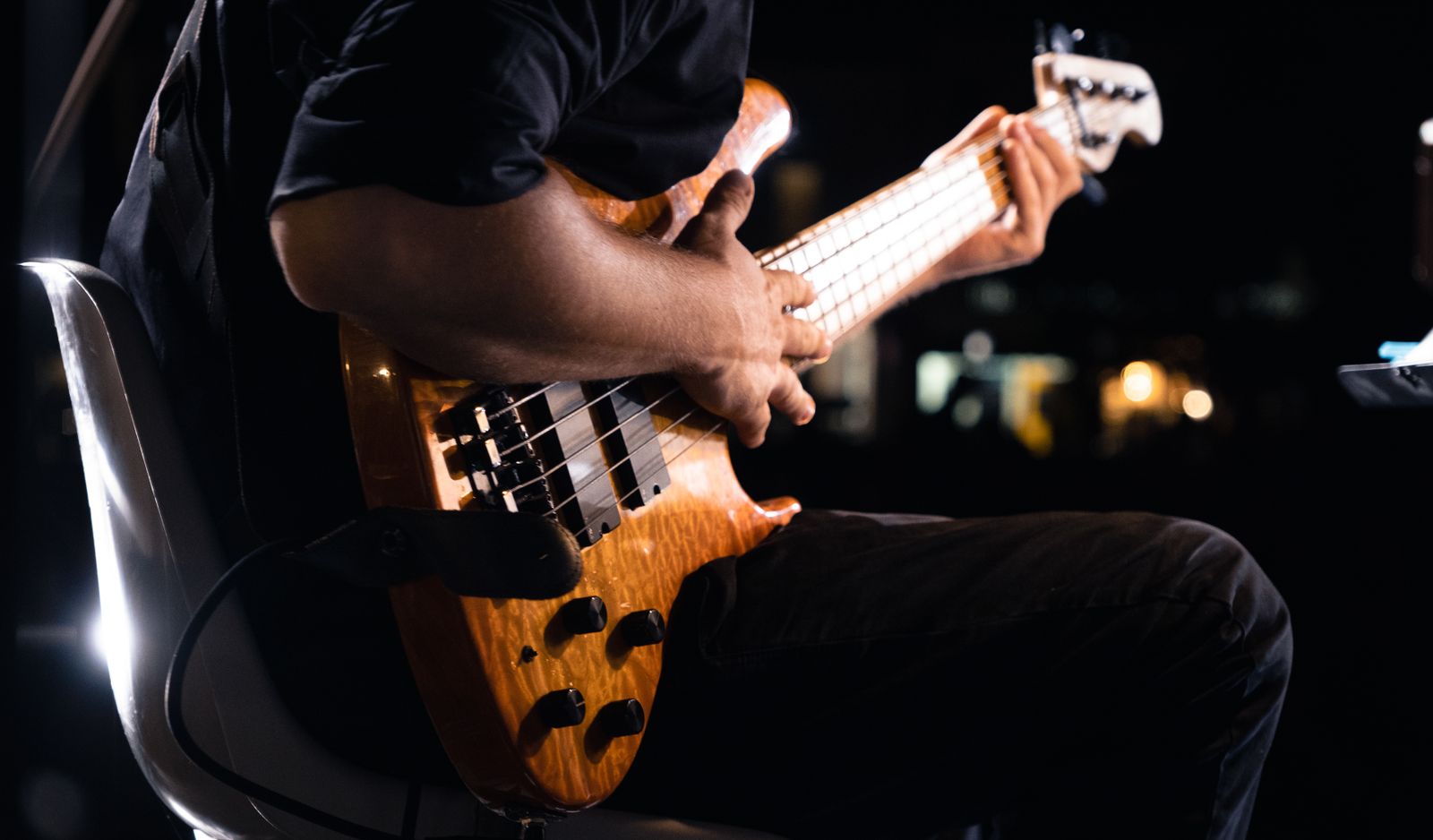 Guitarrista tocando en vivo sobre un escenario durante un concierto de metal tras el retiro de Ian Hill