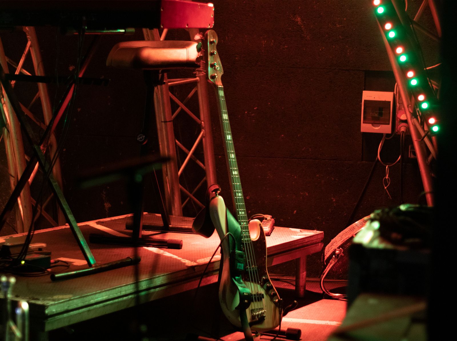 Bajo eléctrico en un escenario con luces de colores, imagen de la noticia de Ian Hill y Judas Priest