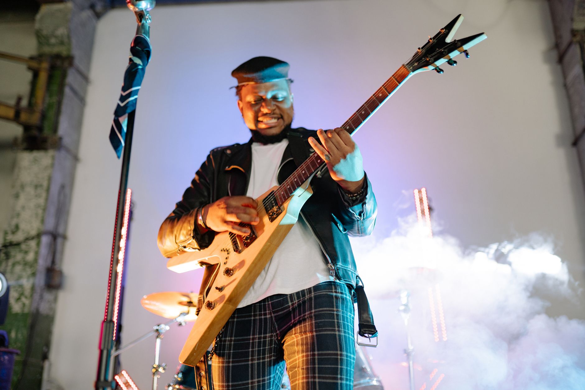 Guitarrista tocando con humo en el escenario, imagen de referencia del video de Induction con Kai Hansen
