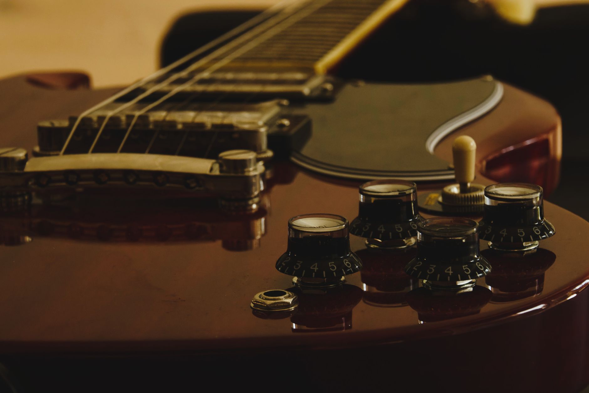 Guitarra eléctrica en primer plano, imagen de referencia del sonido pesado de Killswitch Engage
