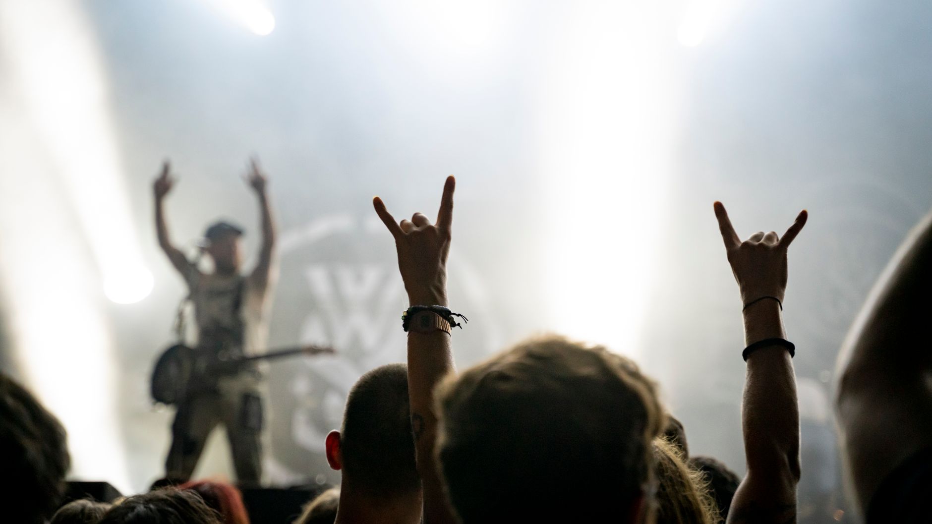 Escena de concierto con público y luces, imagen de referencia del próximo disco de Killswitch Engage