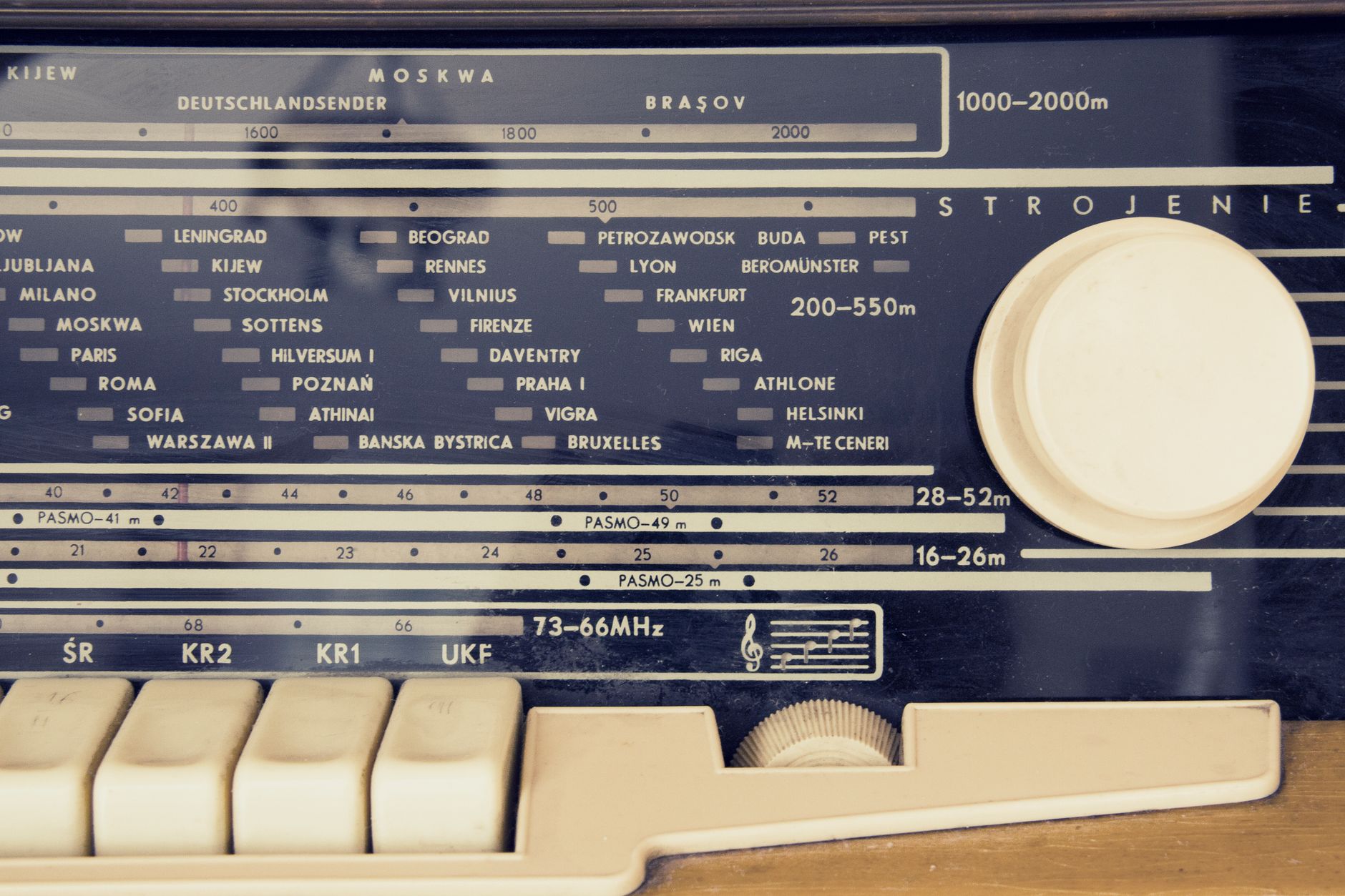Detalle del dial de un radio antiguo, imagen ilustrativa de la radio de rock que menciona Lou Gramm