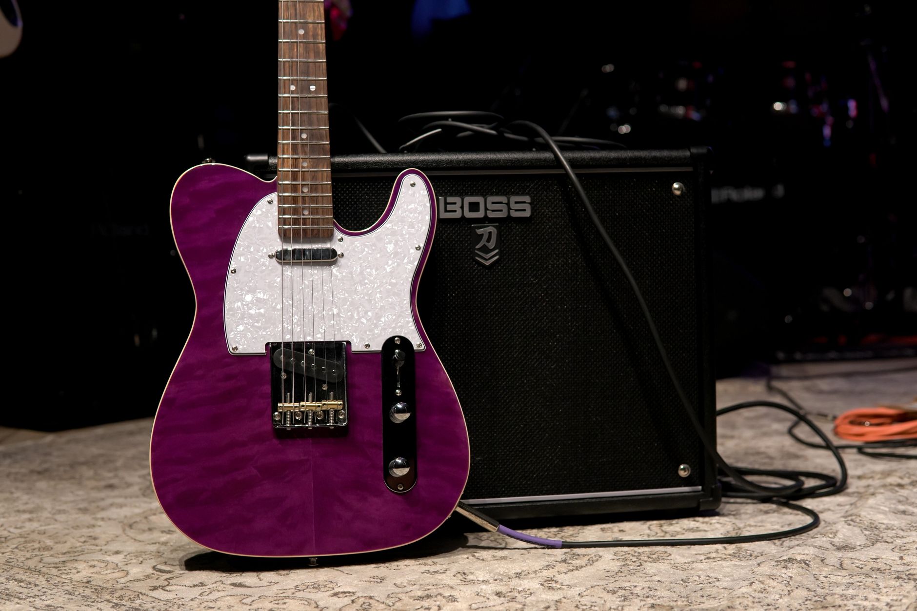 Guitarra eléctrica morada junto a un amplificador en un escenario, imagen ilustrativa del rock clásico de Foreigner