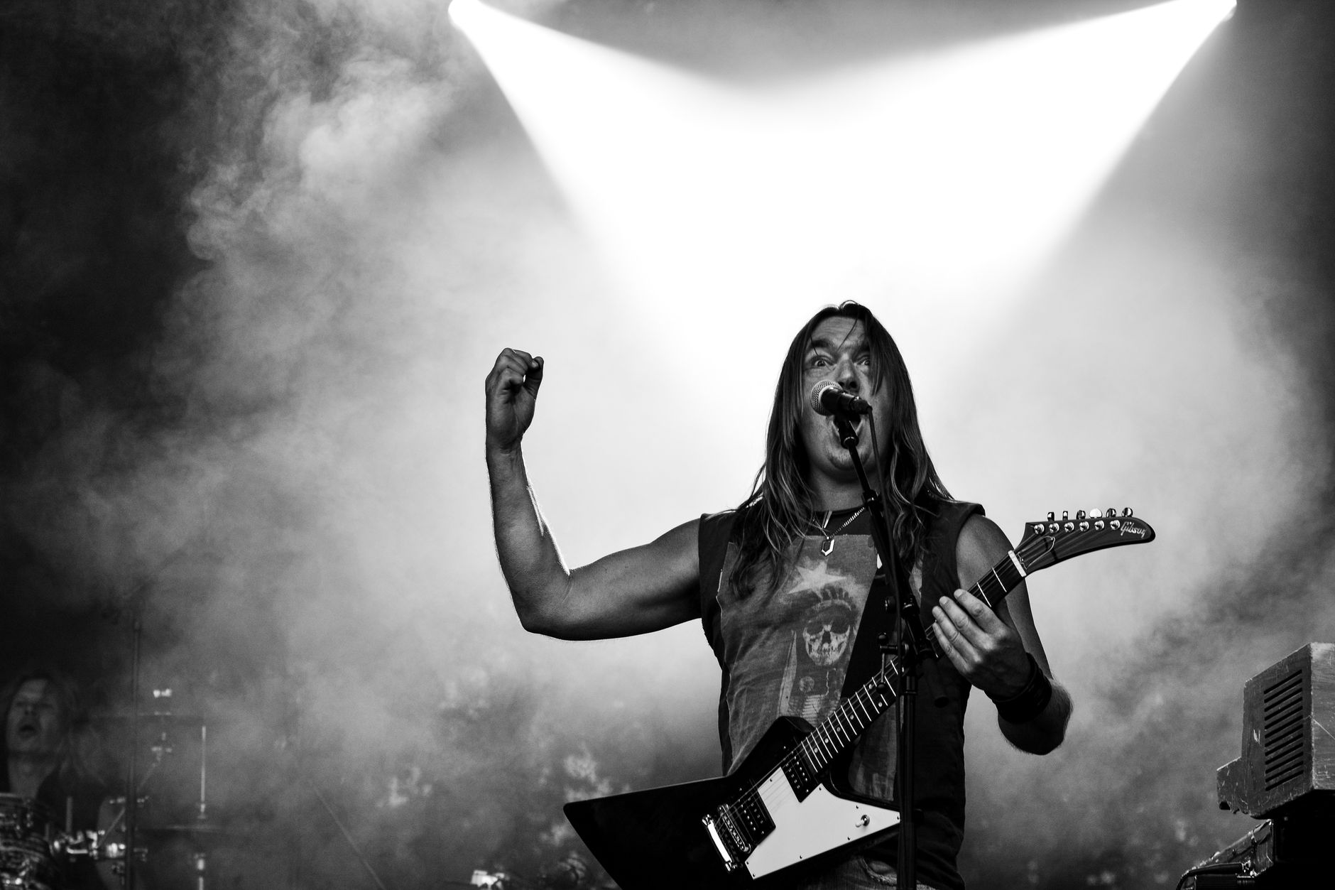 Músico de rock tocando la guitarra en un escenario, imagen ilustrativa de la opinión de Lou Gramm sobre el rock actual