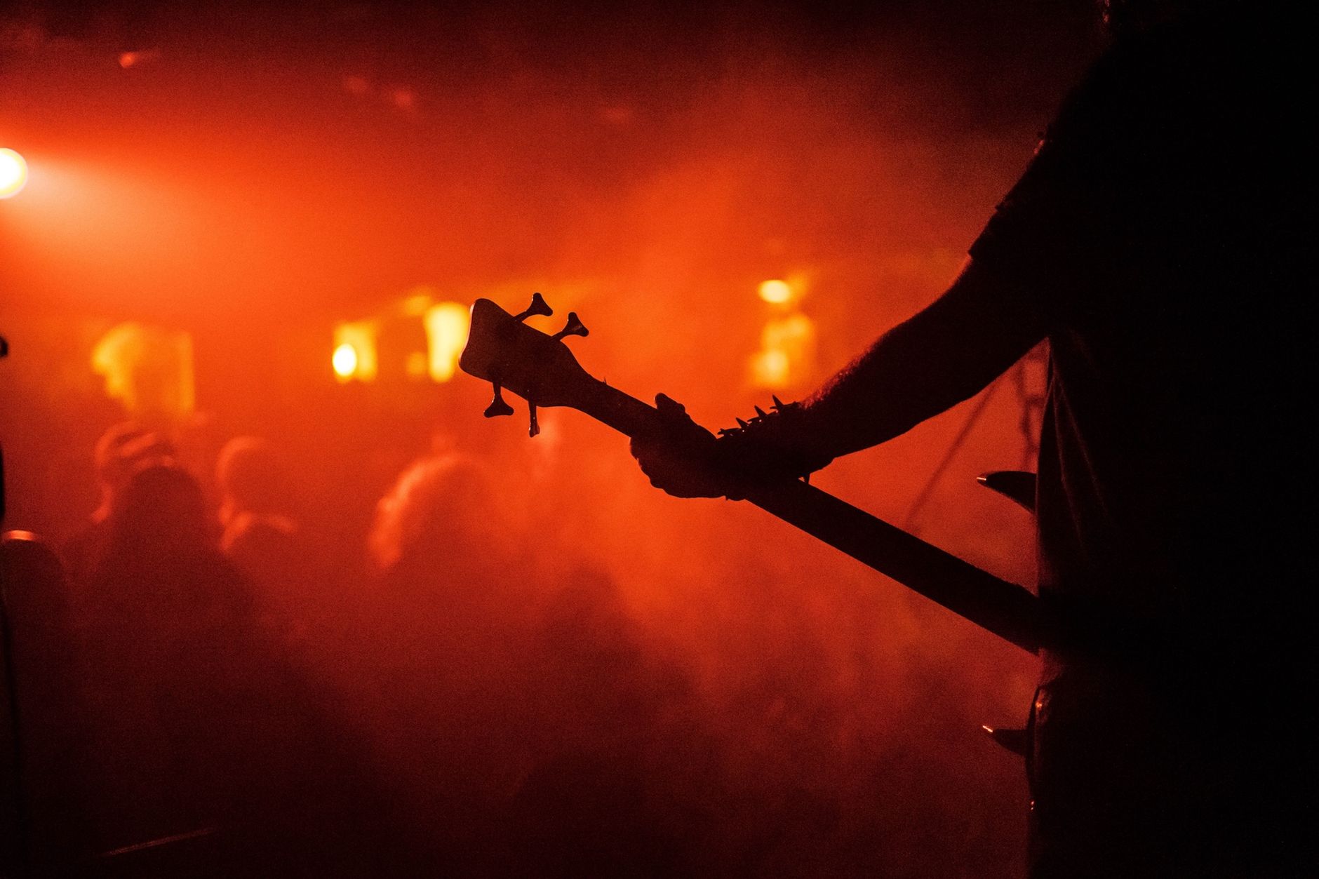 Guitarrista sobre el escenario de un concierto de metal con luces dinámicas, imagen ilustrativa de la gira de Mastodon