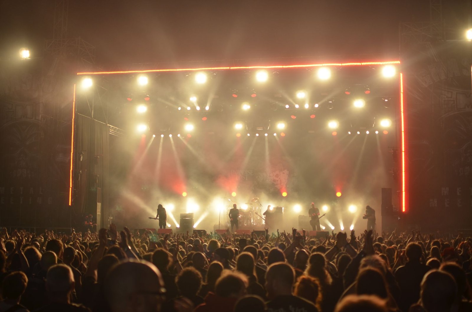 Banda en pleno concierto con luces y público, imagen ilustrativa del cartel de la Megadeth gira 2027