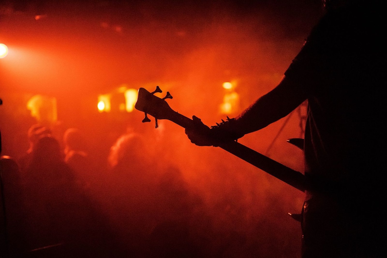 Guitarrista a contraluz sobre un escenario, imagen ilustrativa de la Megadeth gira 2027 de despedida