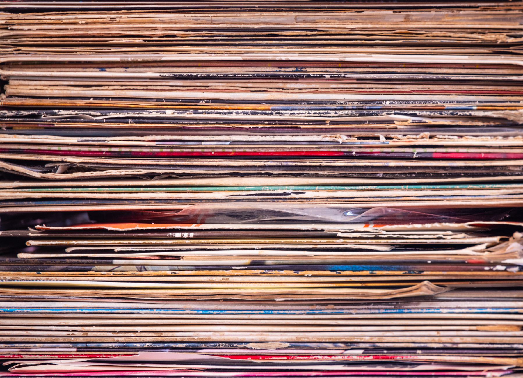 Pila de discos de vinilo, como el best-of de Mortal Sin previsto para 2027