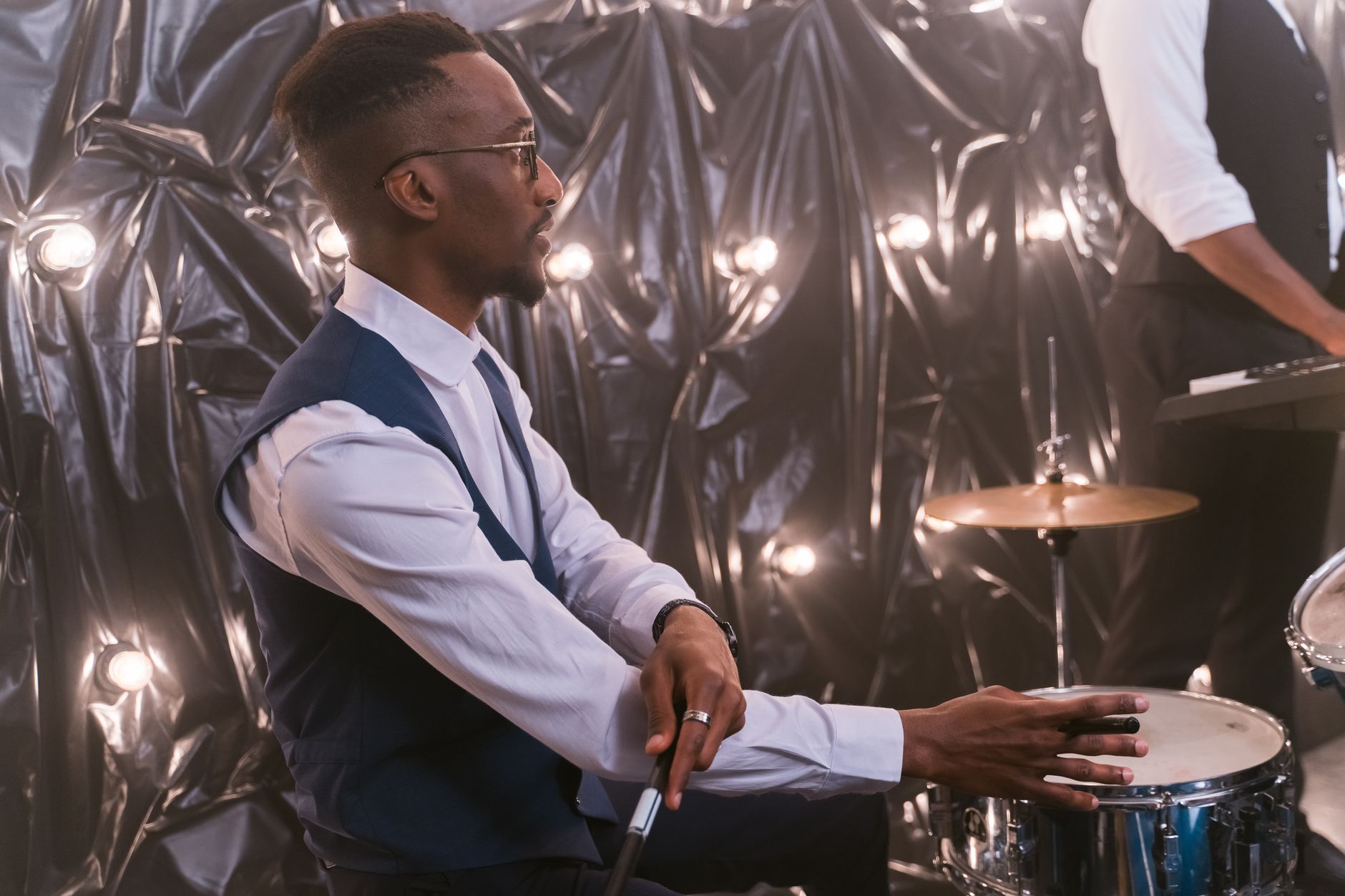 Baterista con baquetas, imagen ilustrativa del regreso en vivo de Mortal Sin