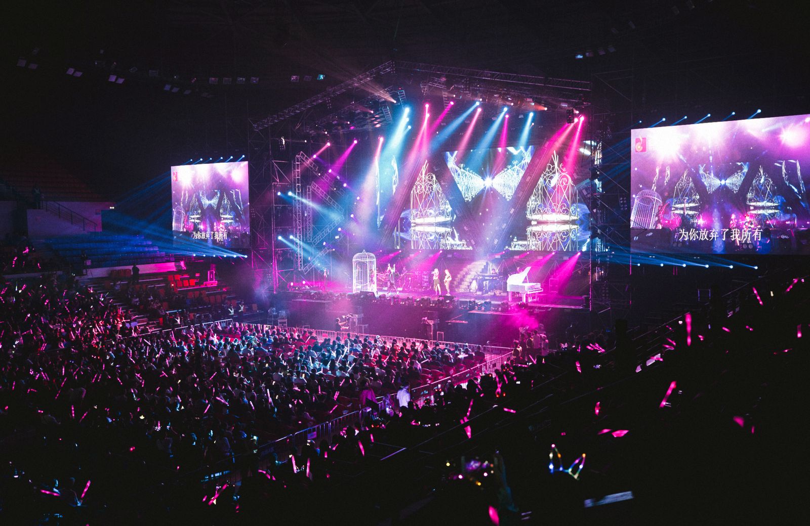 Concierto con luces de colores y público entusiasta durante la gira Everything Under the Sun de Nickelback